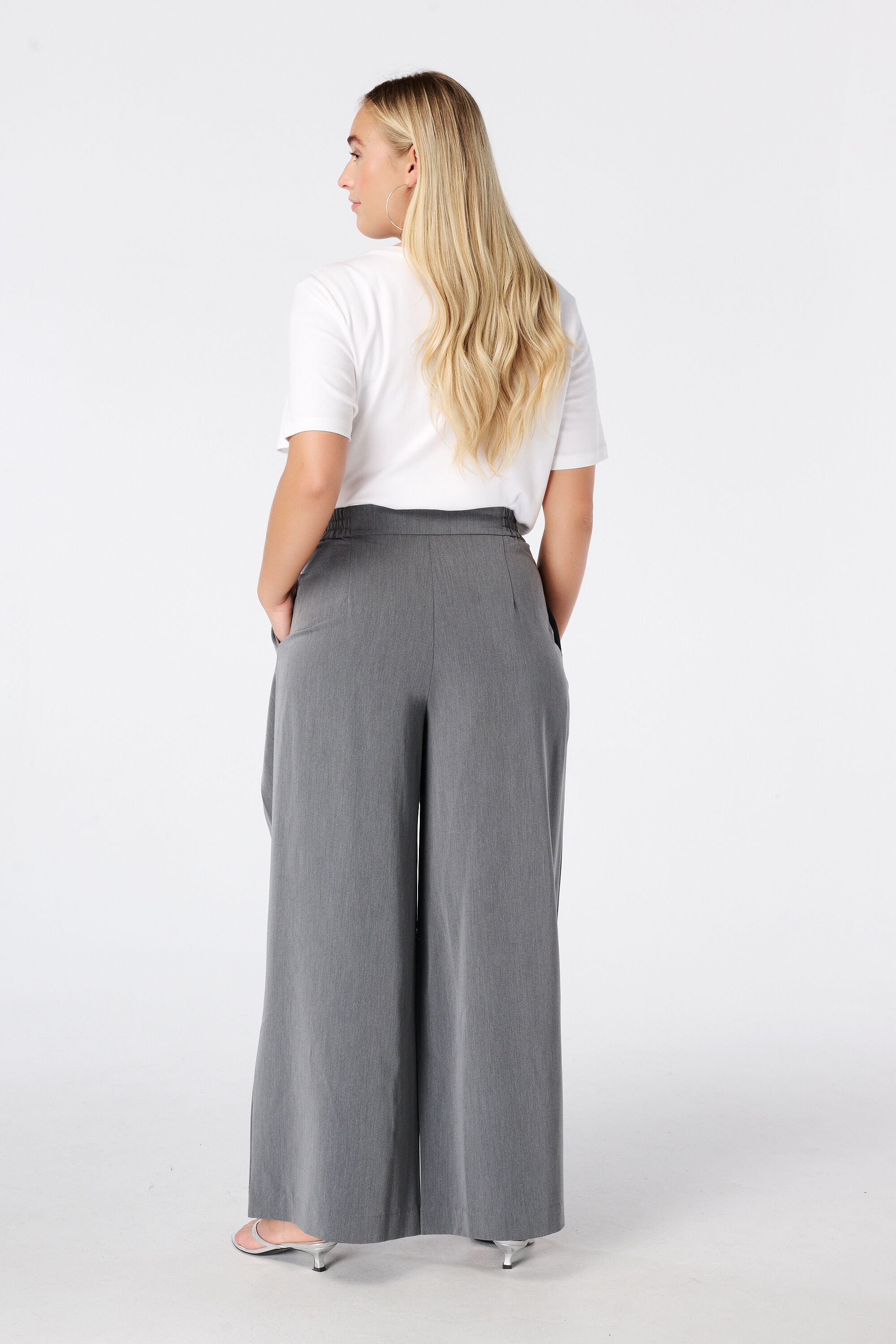 Pantal&oacute;n de pernera ancha con pliegues image number 3