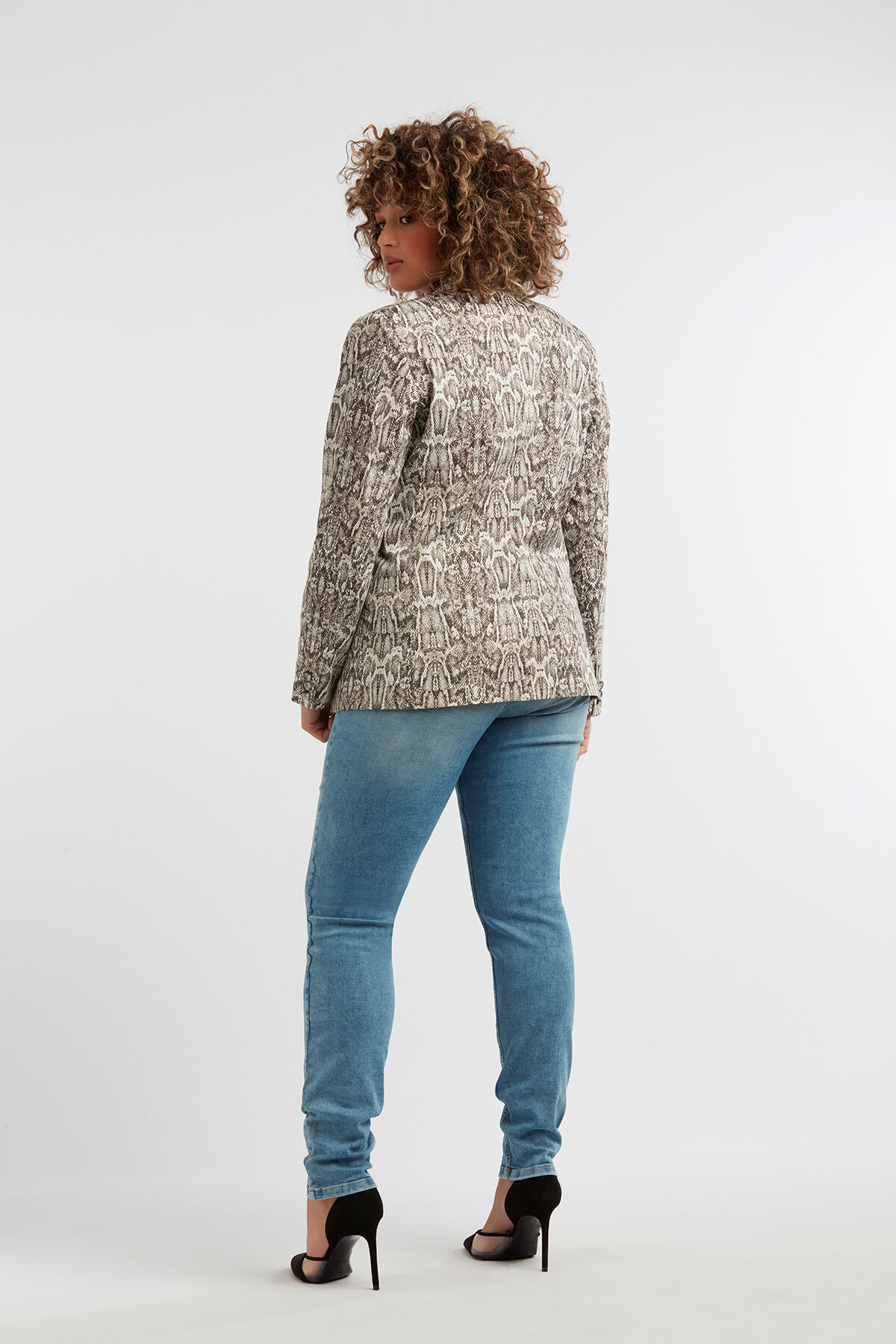 Blazer con estampado de serpiente image number 3