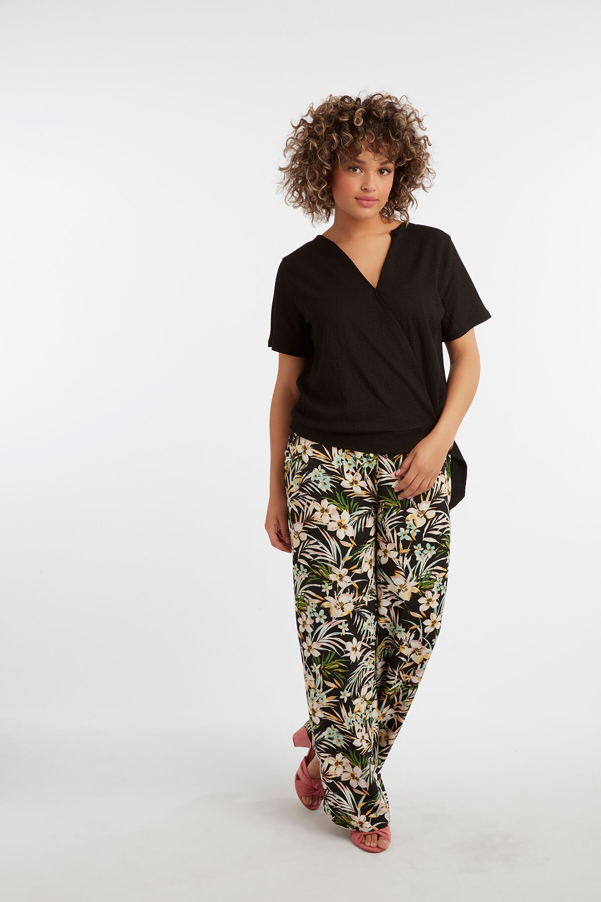 Top cruzado con hebilla image number 3