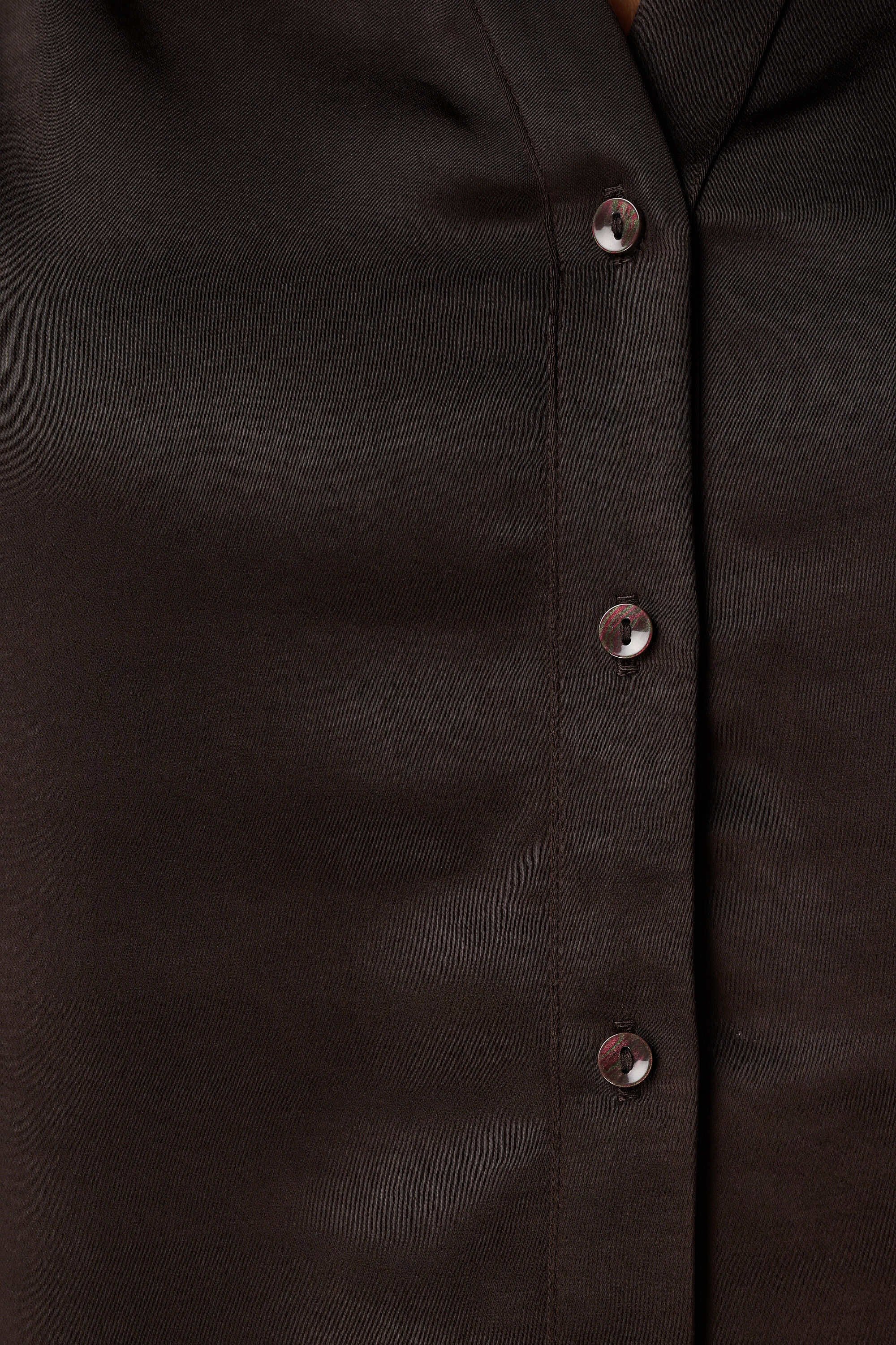 Blusa de sat&eacute;n con cierre de botones dorados image number 6