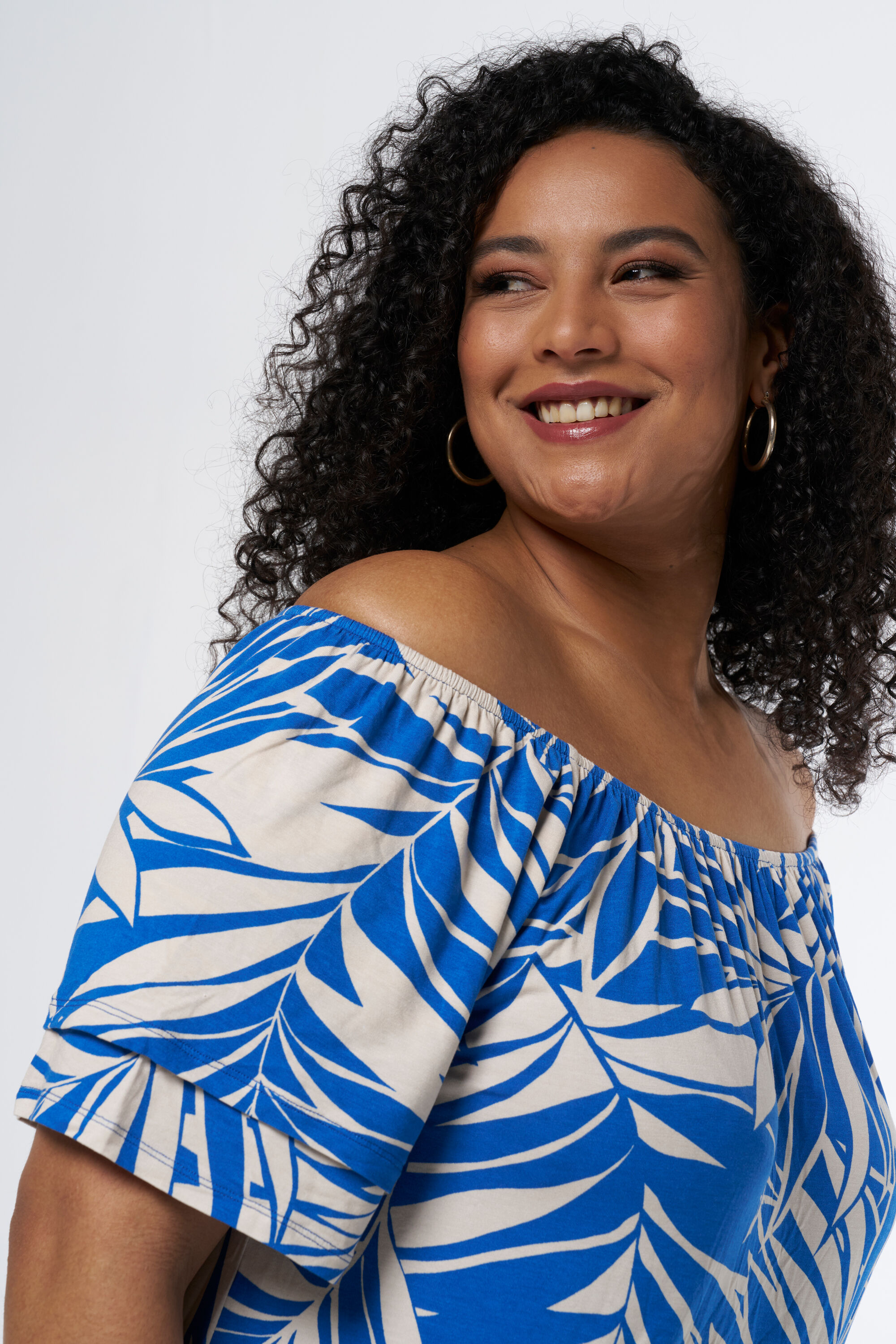 Vestido con los hombros al descubierto image number 4