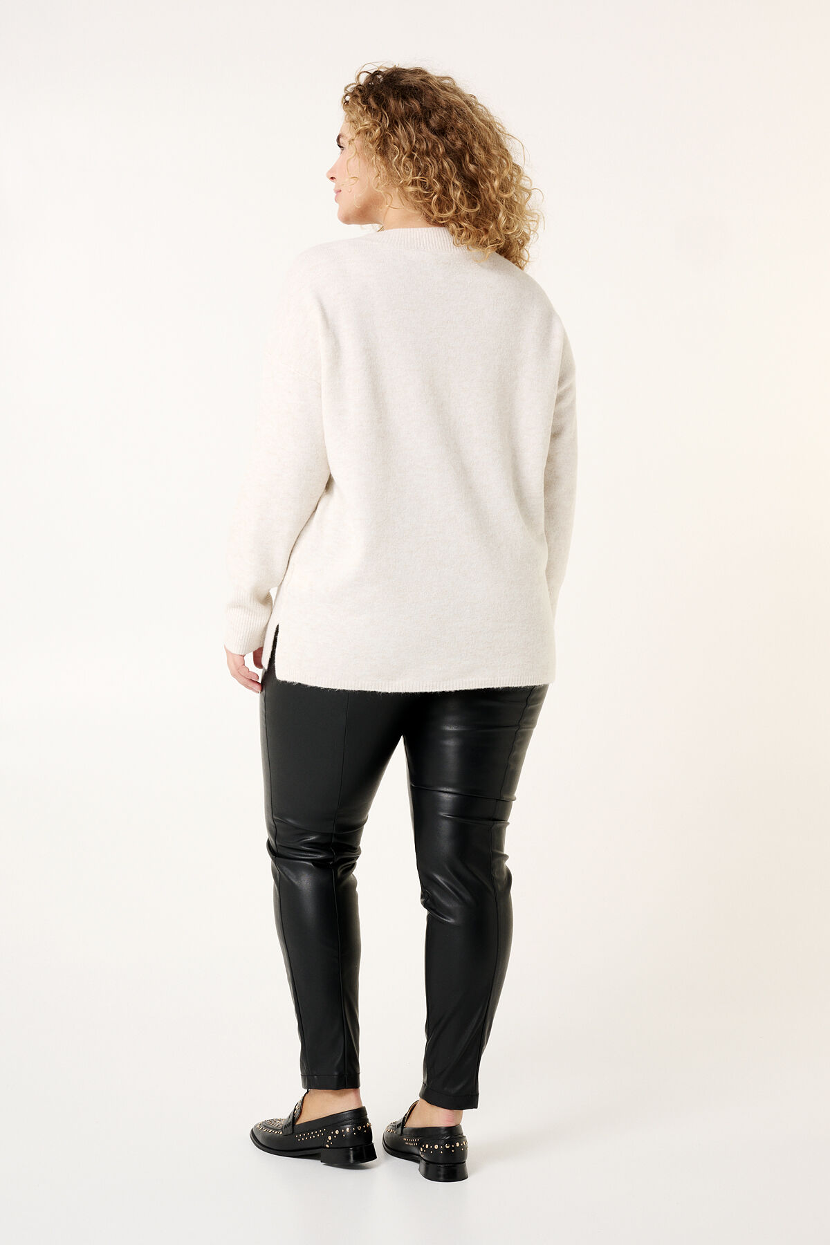 Su&eacute;ter de punto fino con escote en V image number 3