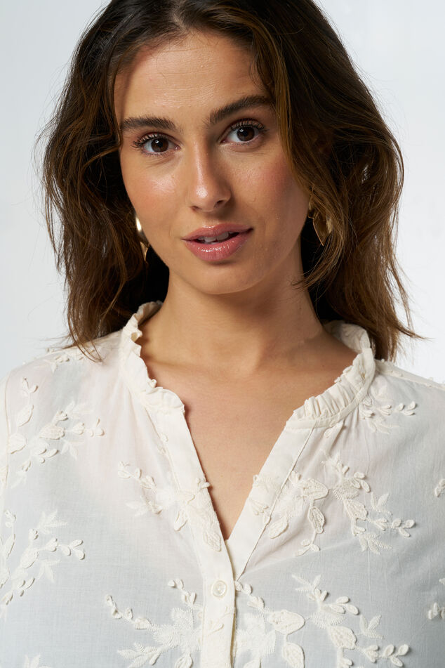 Blusa con bordado image number 4