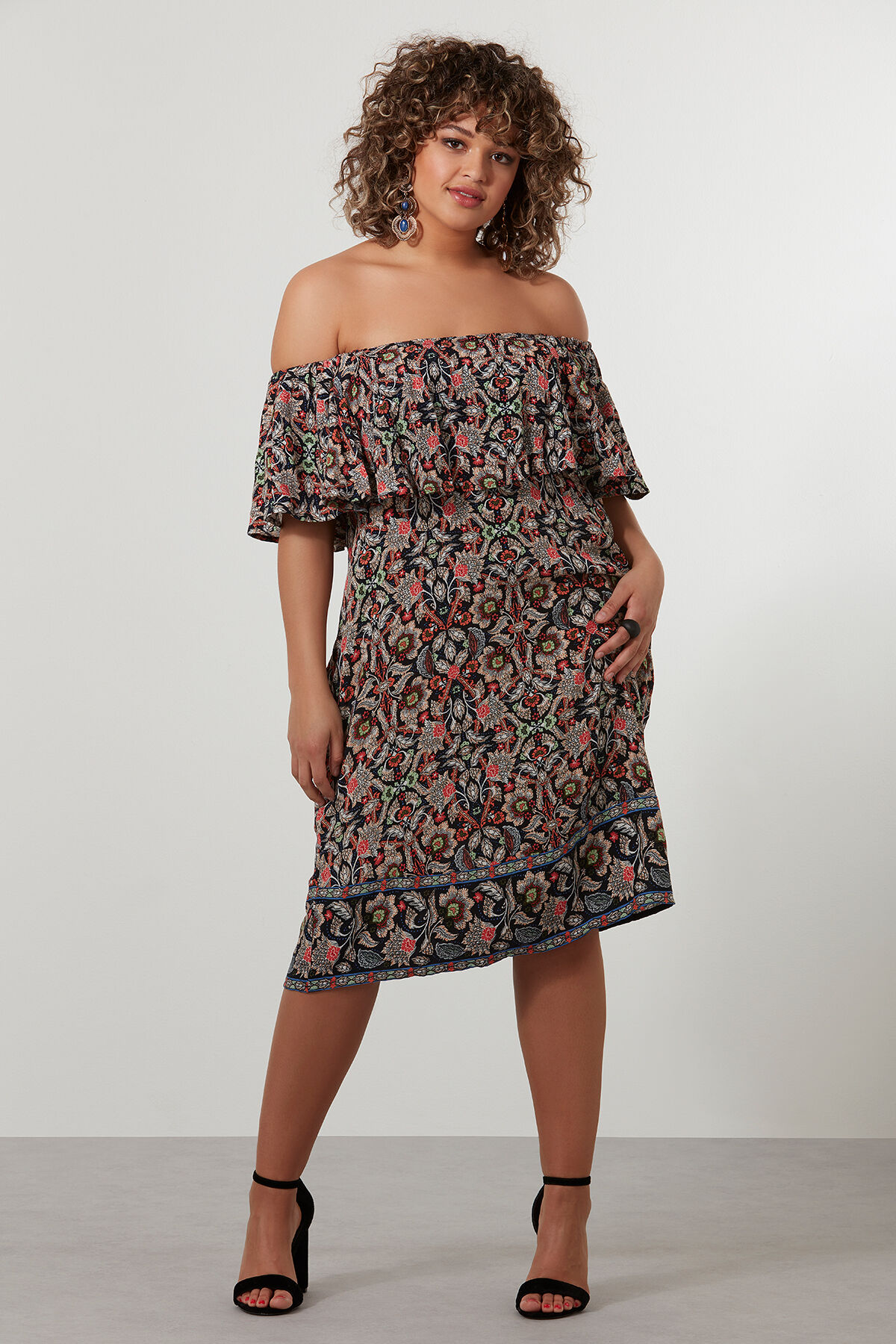 Vestido con los hombros descubiertos y volante image number 4