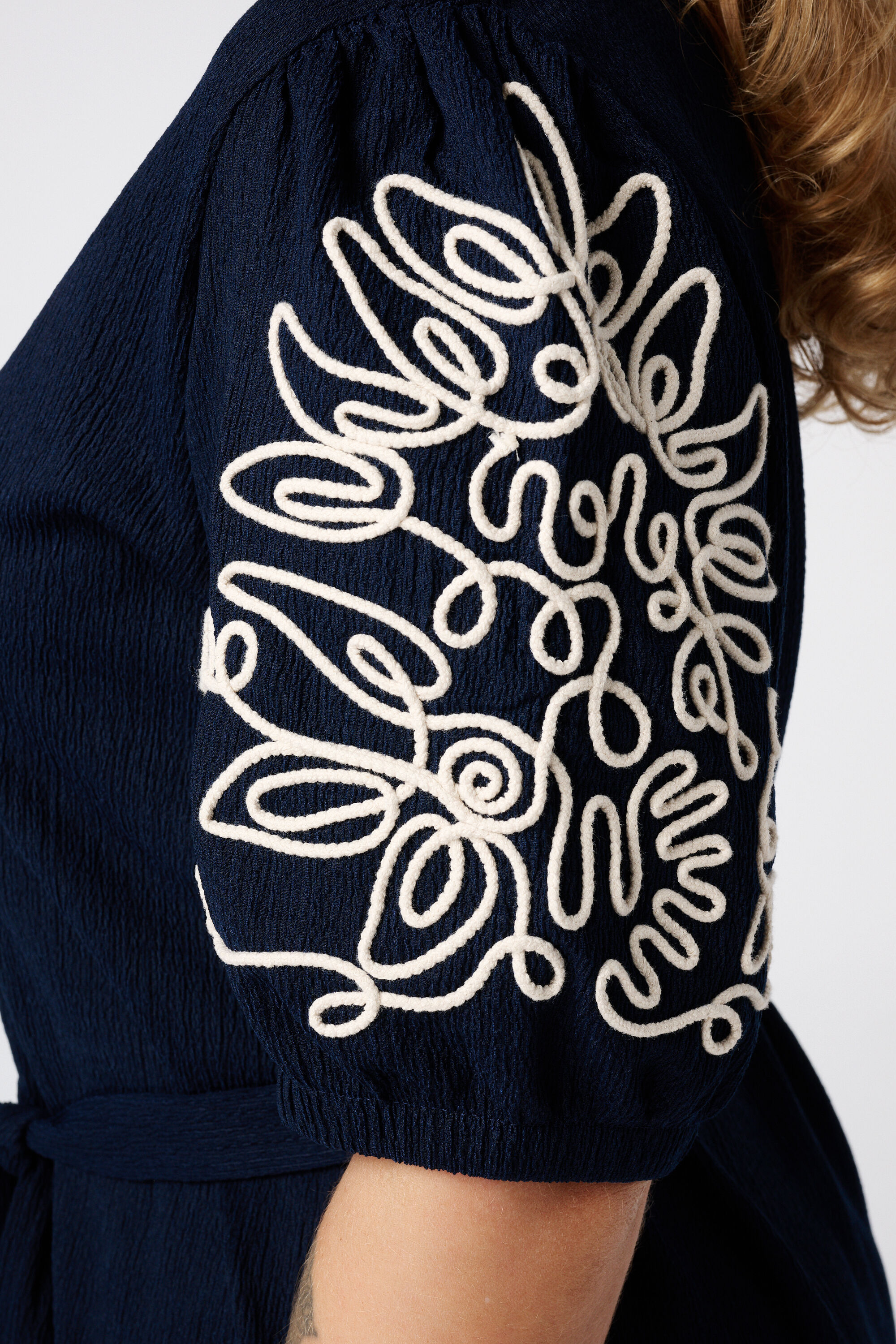 Vestido con detalles en las mangas image number 6