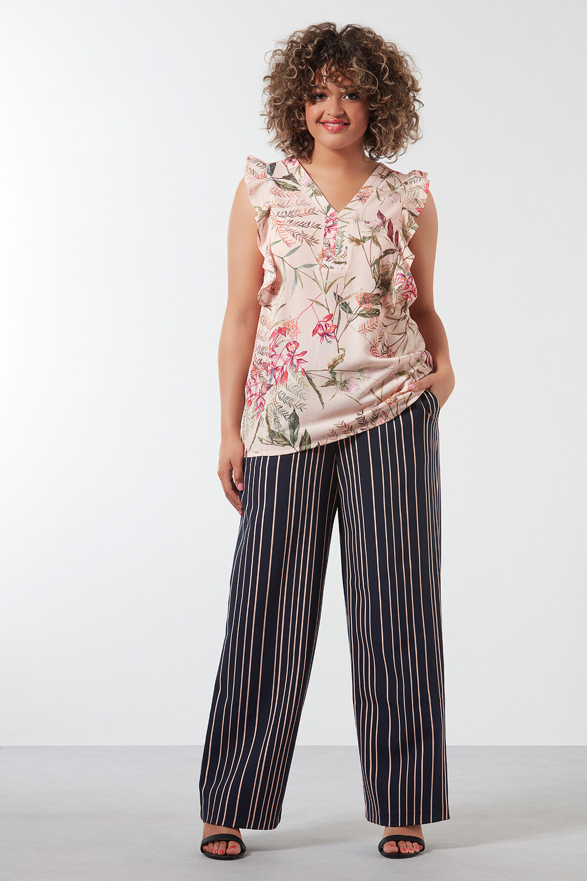 Blusa con estampado integral y volantes  image number 5