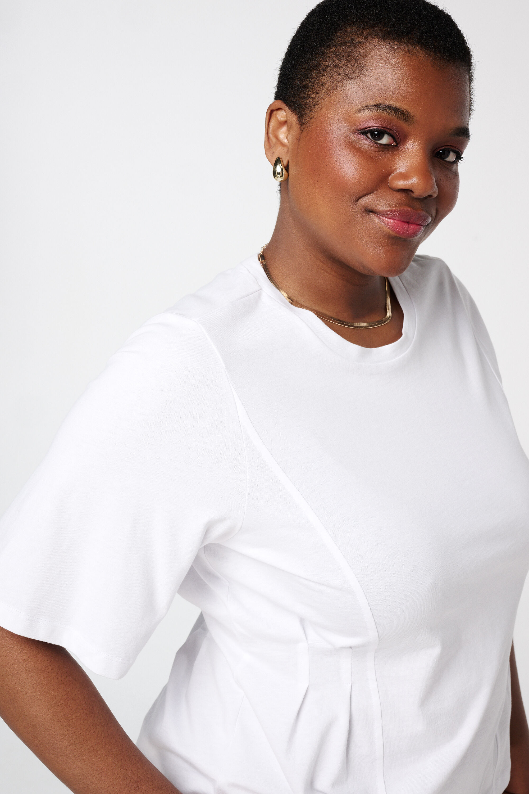 Camiseta entallada con detalle de pliegues y costuras parciales image number 4