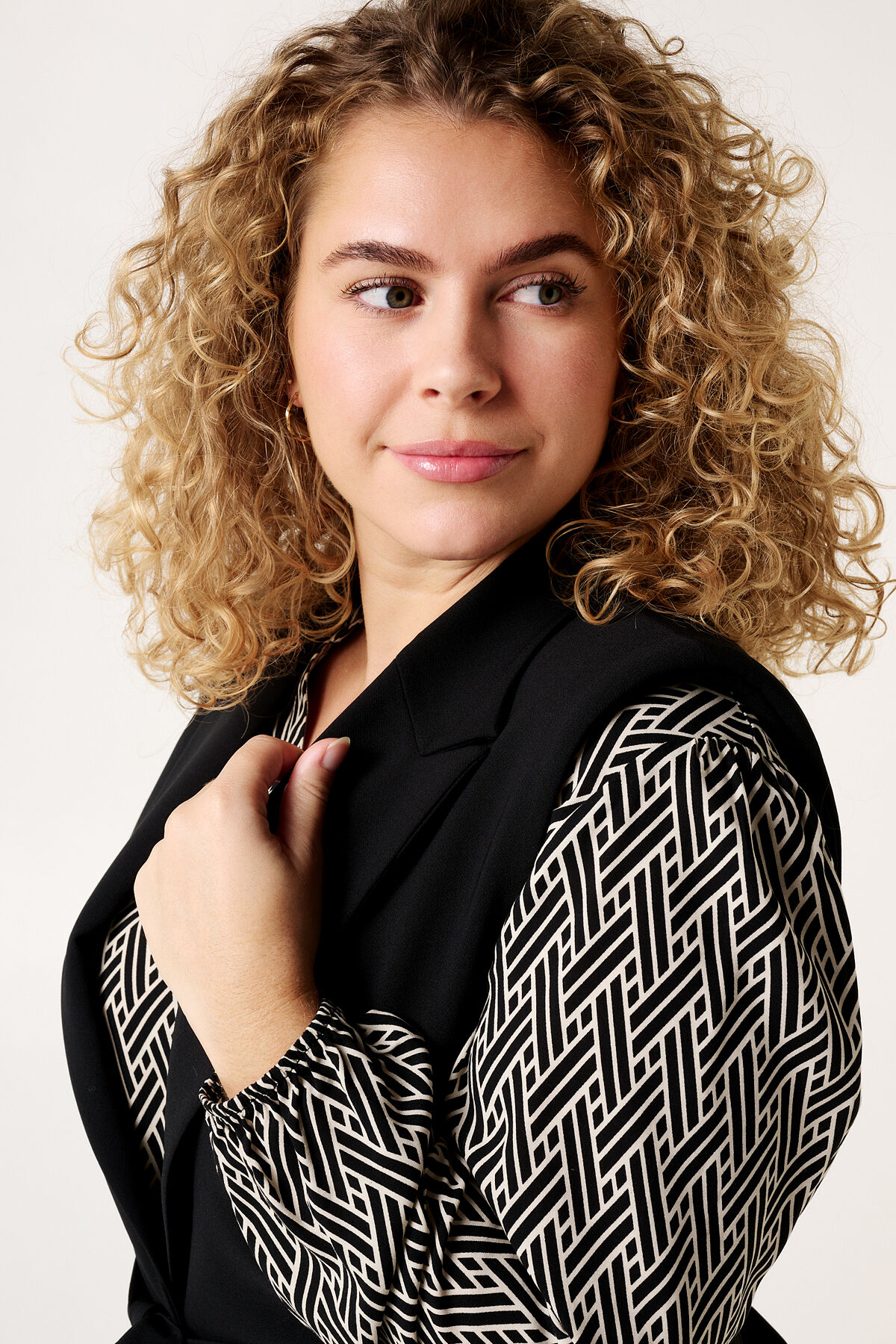 Chaleco con cinto a juego image number 5