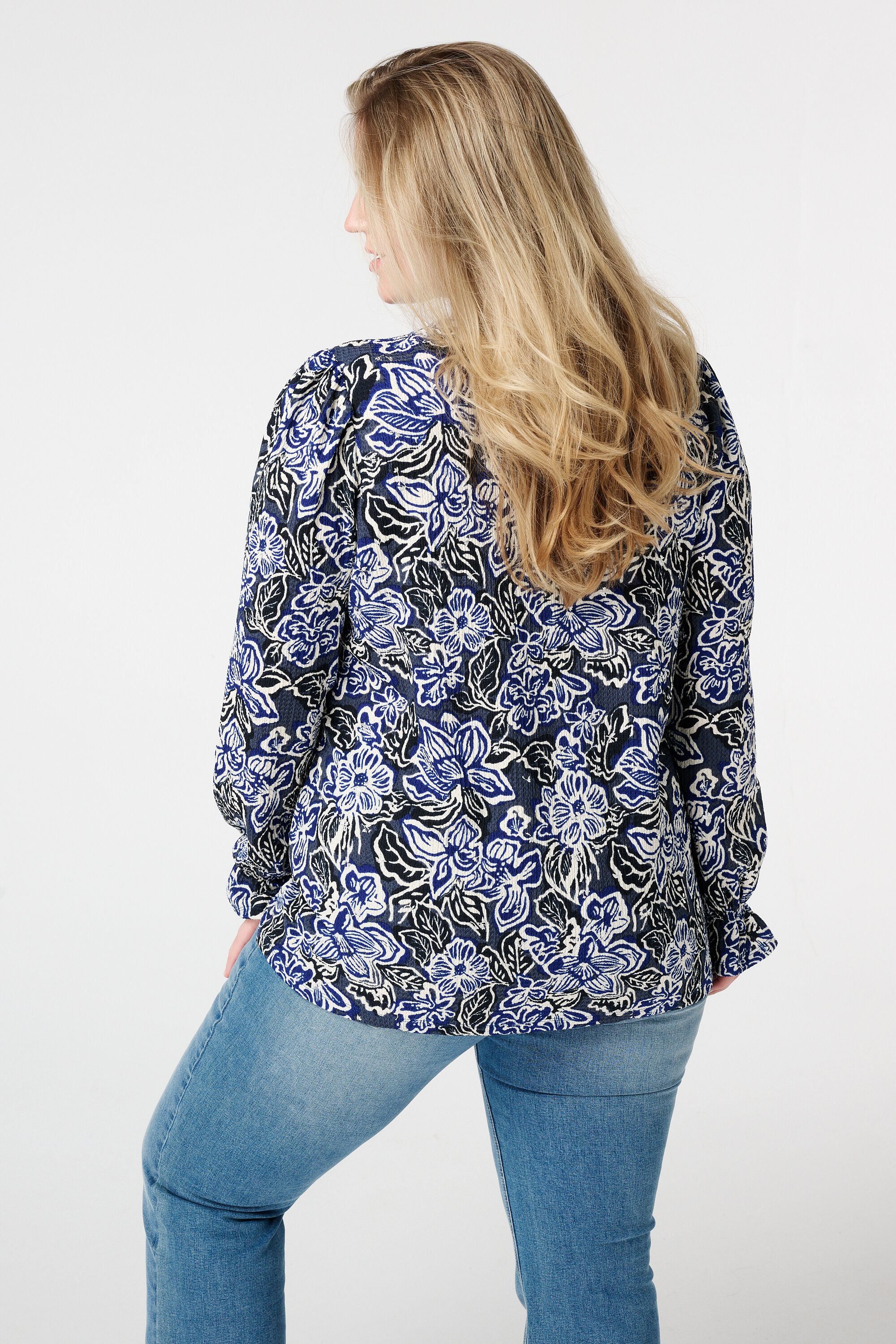 Top estampado y con textura image number 3