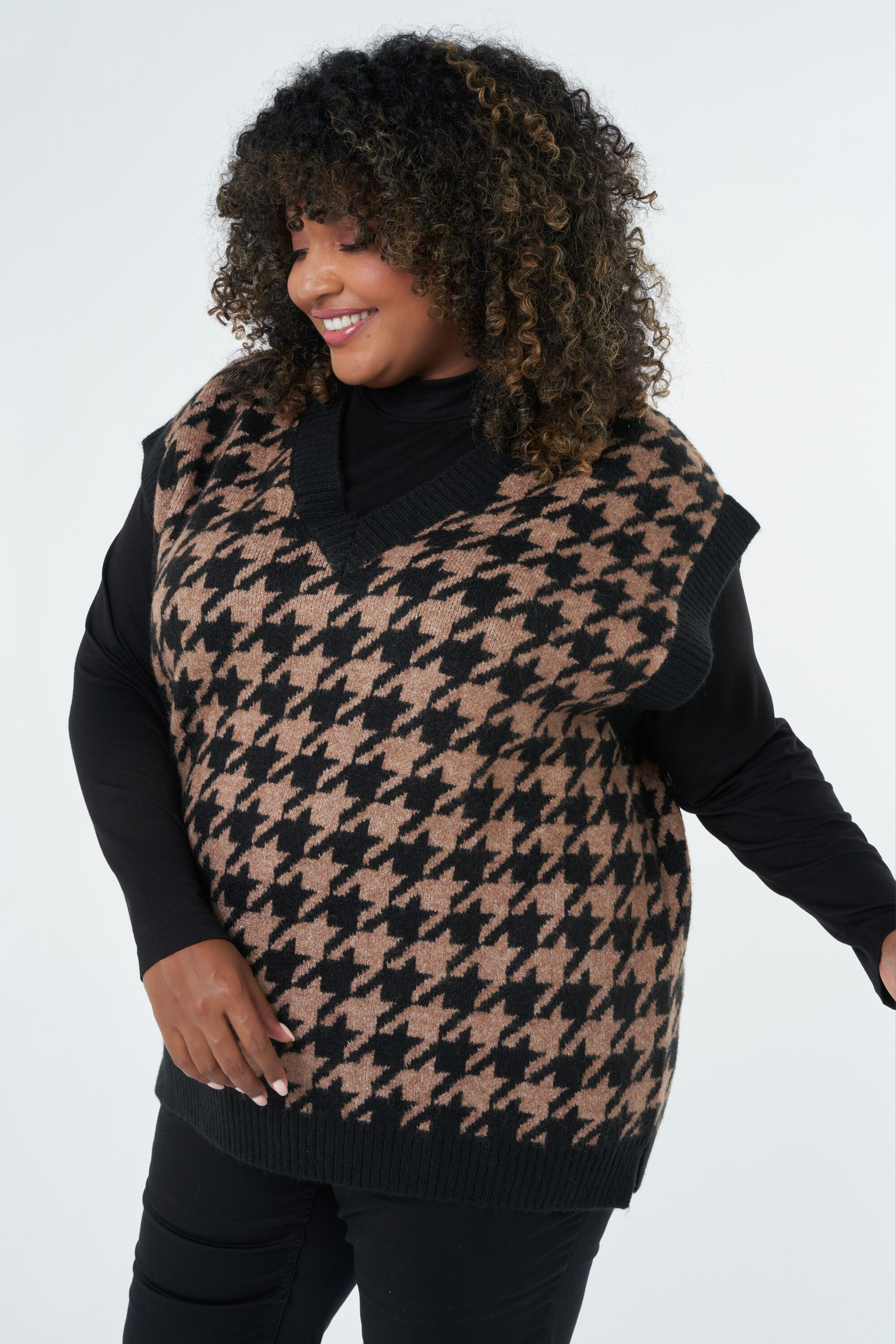 Chaquetilla corta de punto con cuello en V image number 5