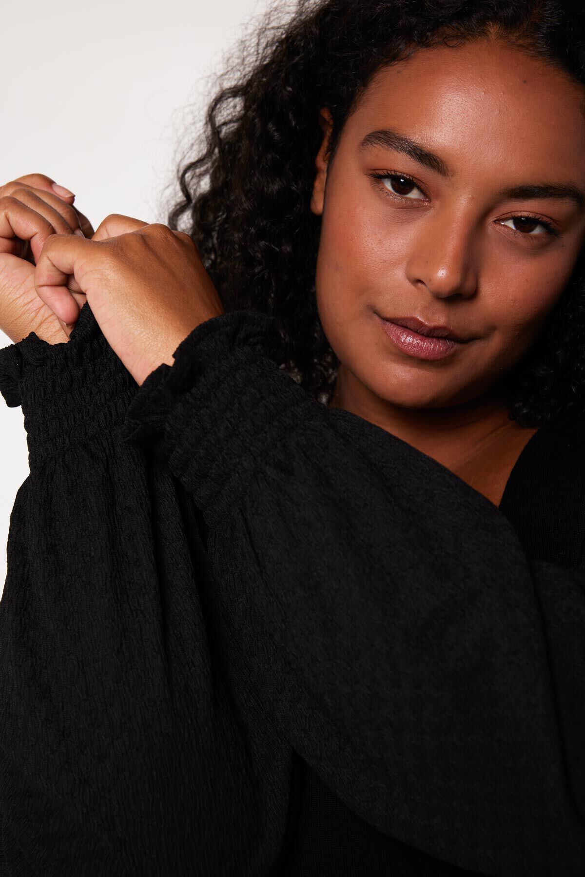 Su&eacute;ter de punto fino con mangas con textura image number 4