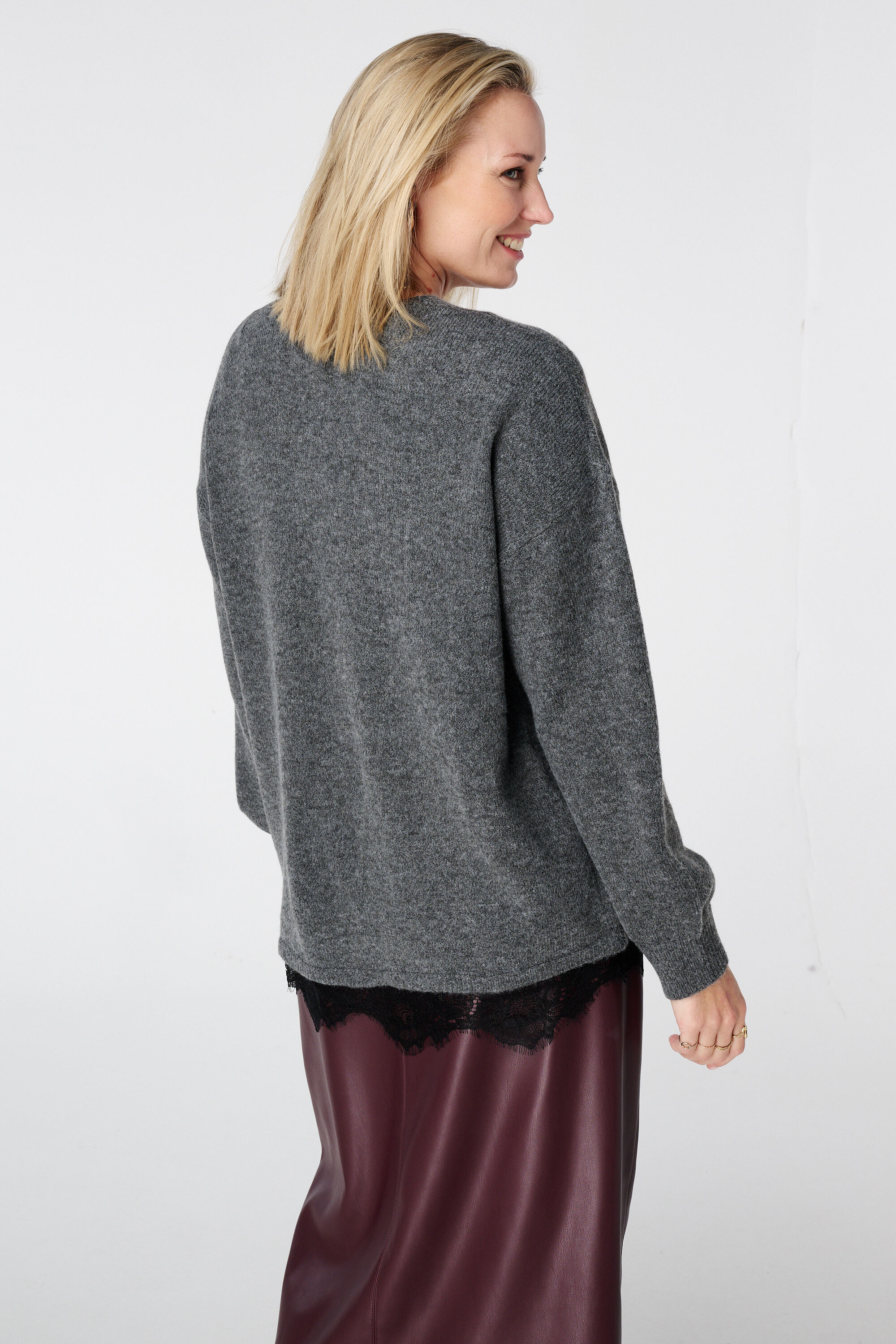 Jersey con escote en pico y encaje inferior image number 3