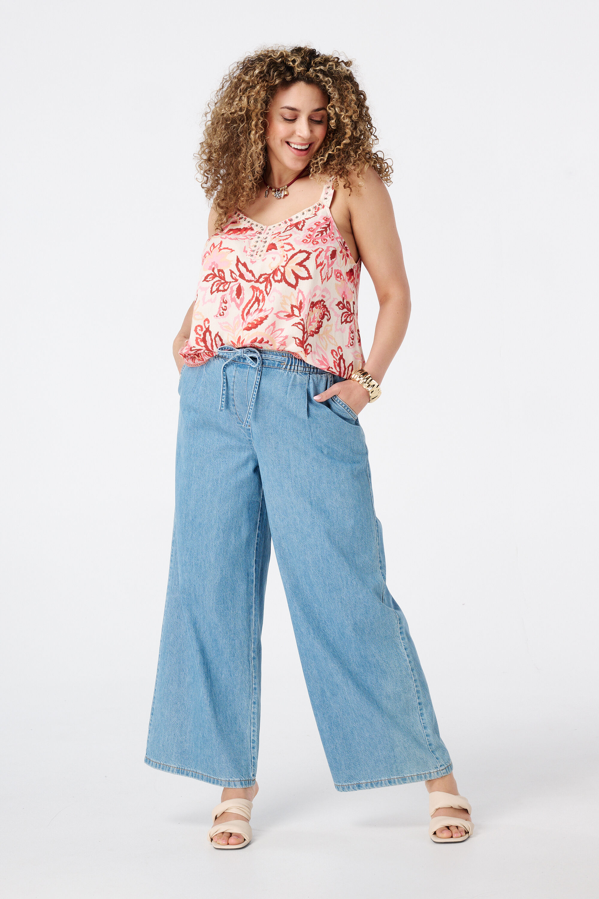 Blusa sin mangas con detalles bordados image number 5