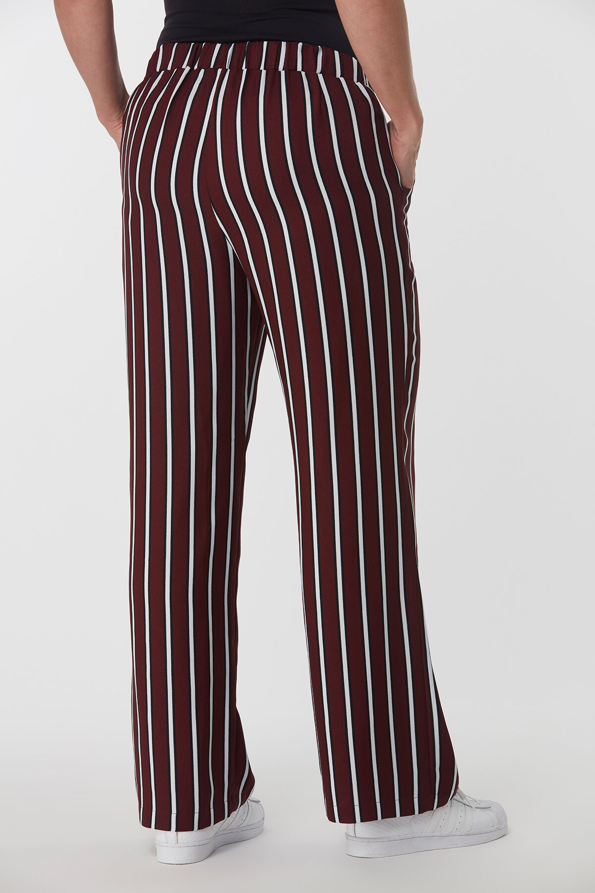 Pantalones anchos con raya image number 3