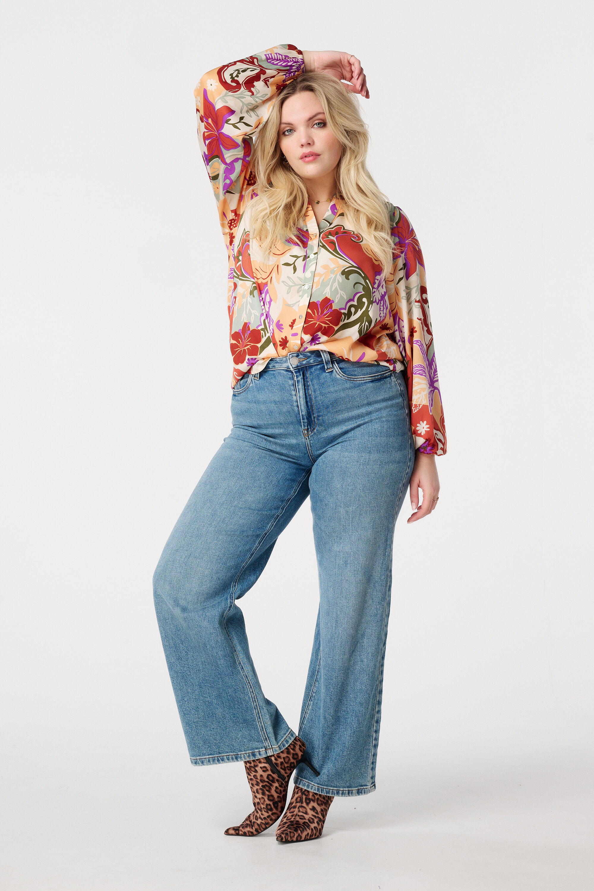 Blusa con estampado floral image number 5