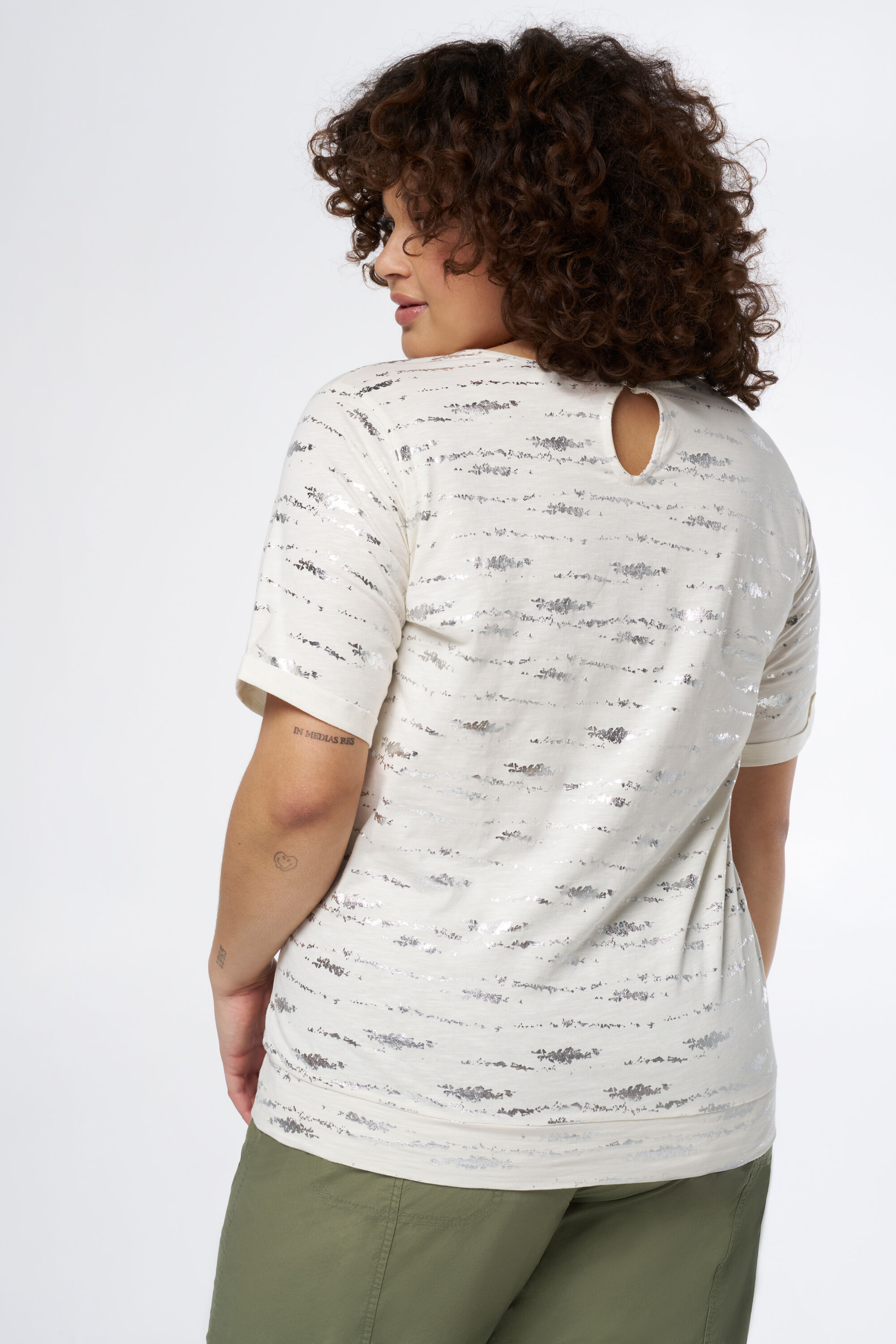 Camiseta con detalles met&aacute;licos image number 3