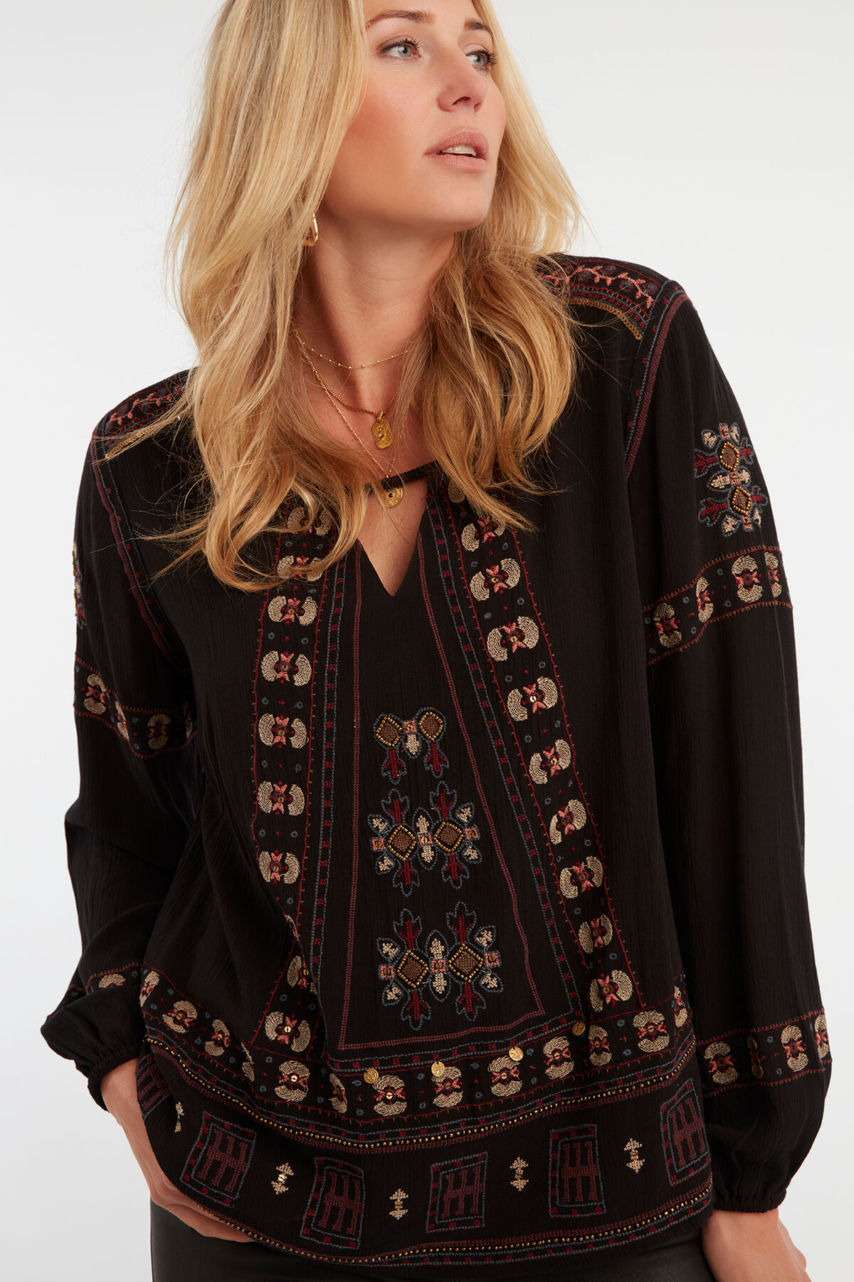 Blusa con bordados   image number 6