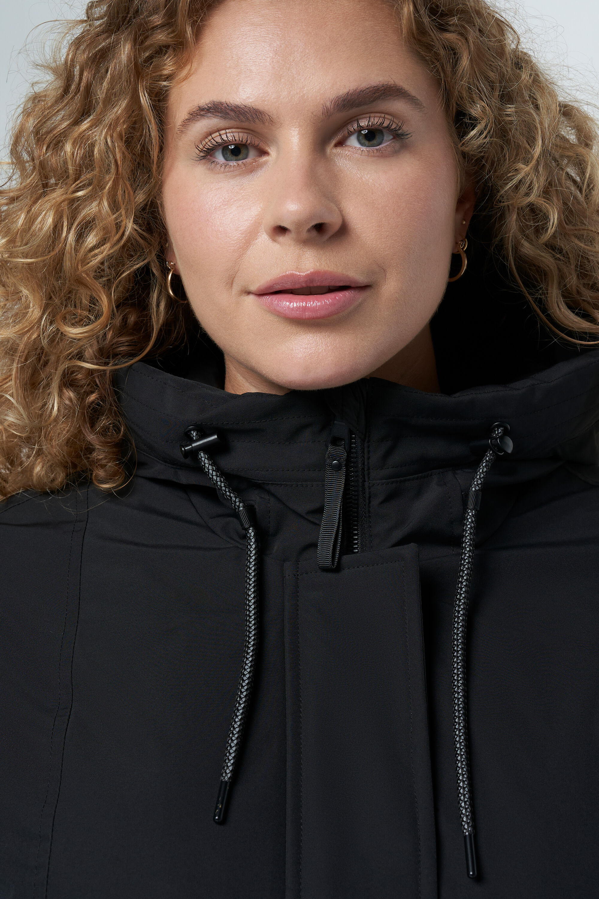 Chaqueta con capucha image number 4