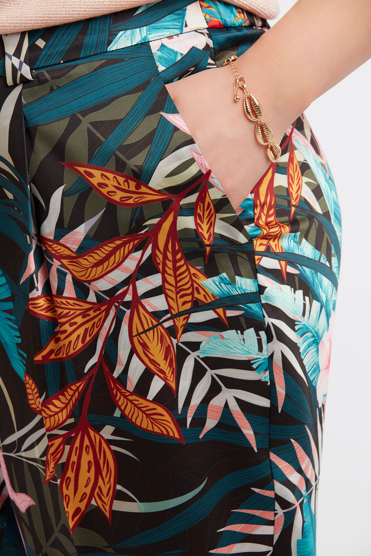 Pantalones estampados image number 5