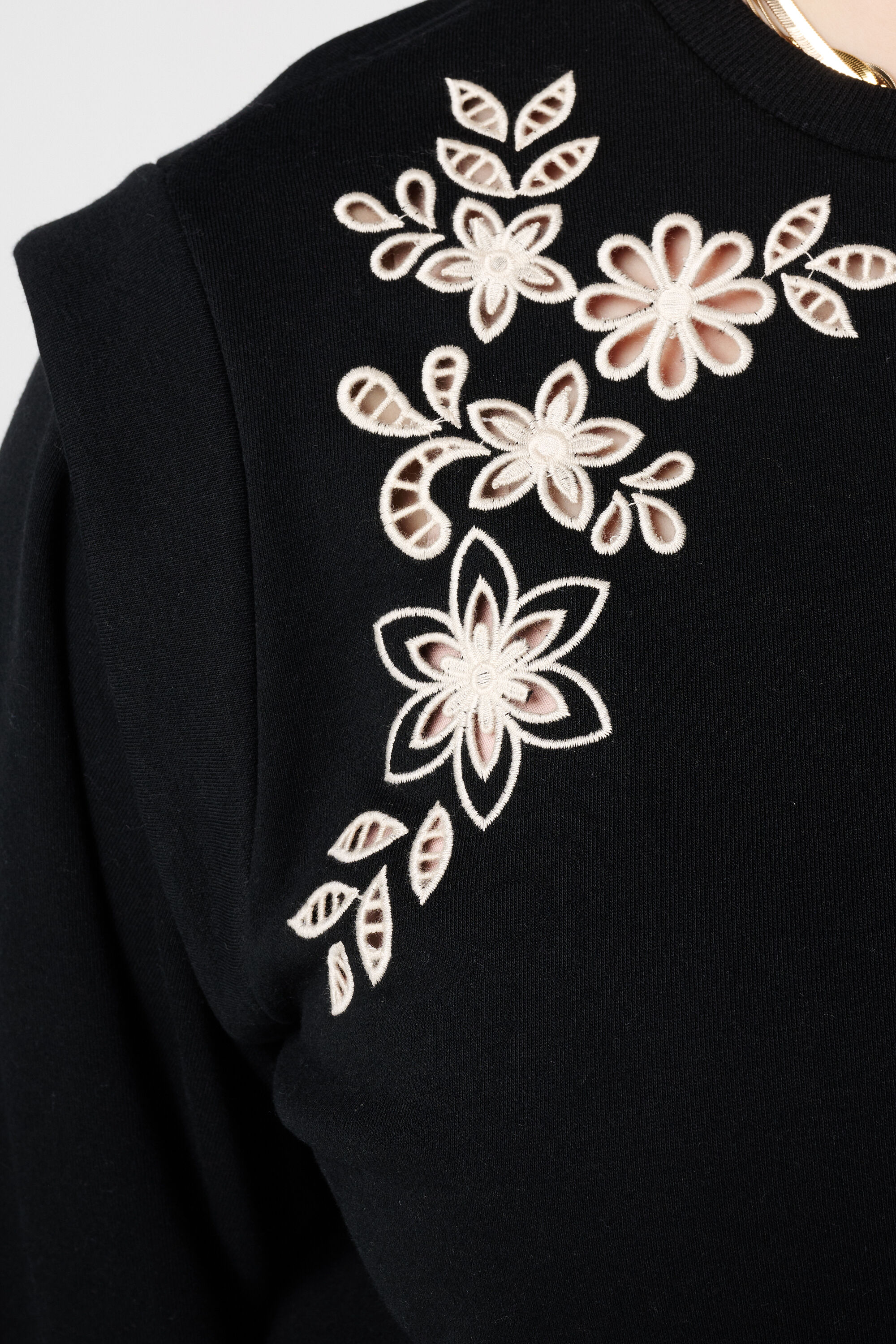 Sudadera con bordado calado image number 6