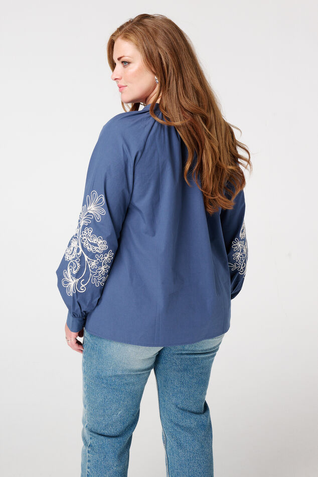 Blusa con bordado image number 3