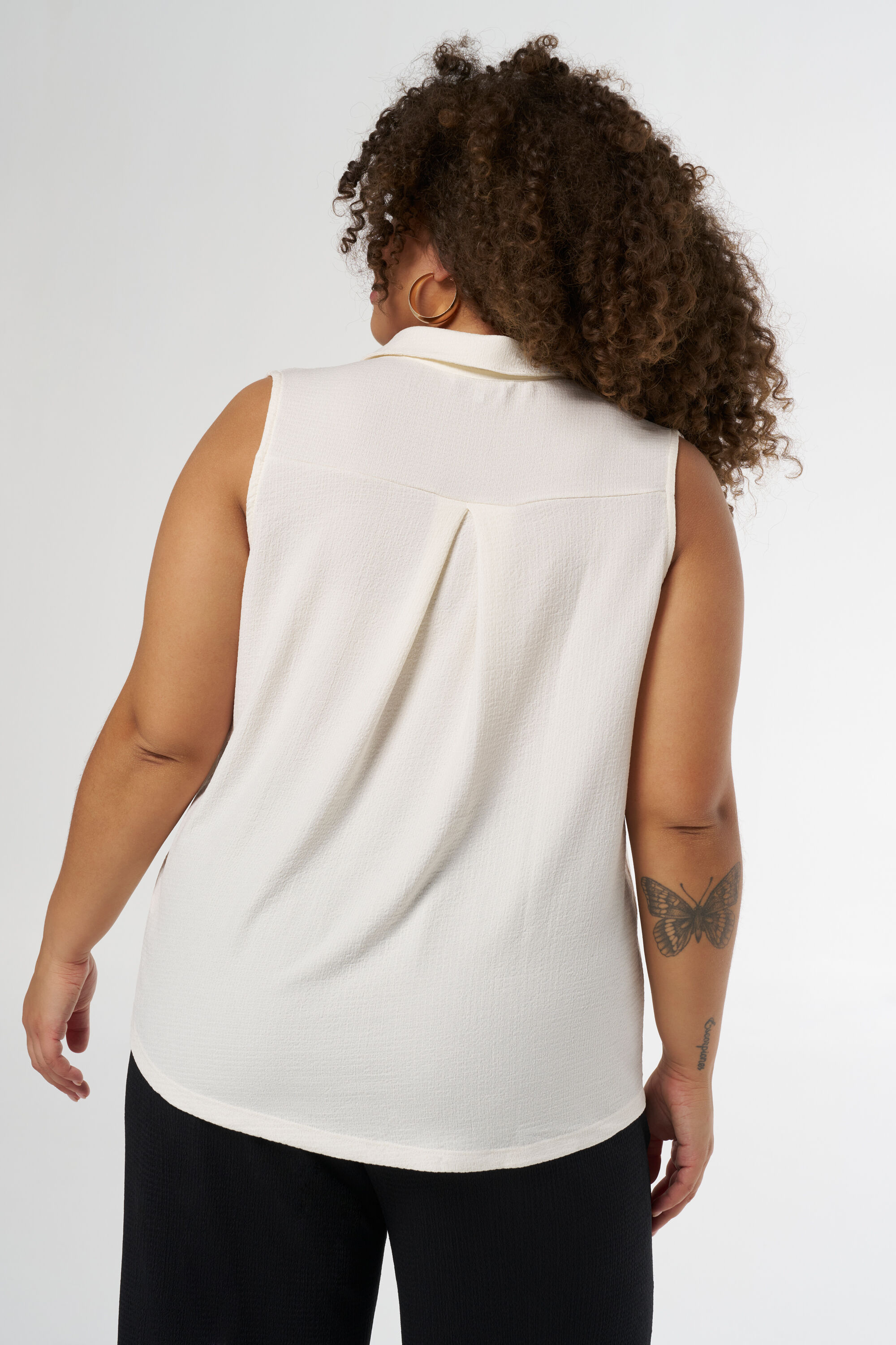Top sin mangas con cuello image number 3
