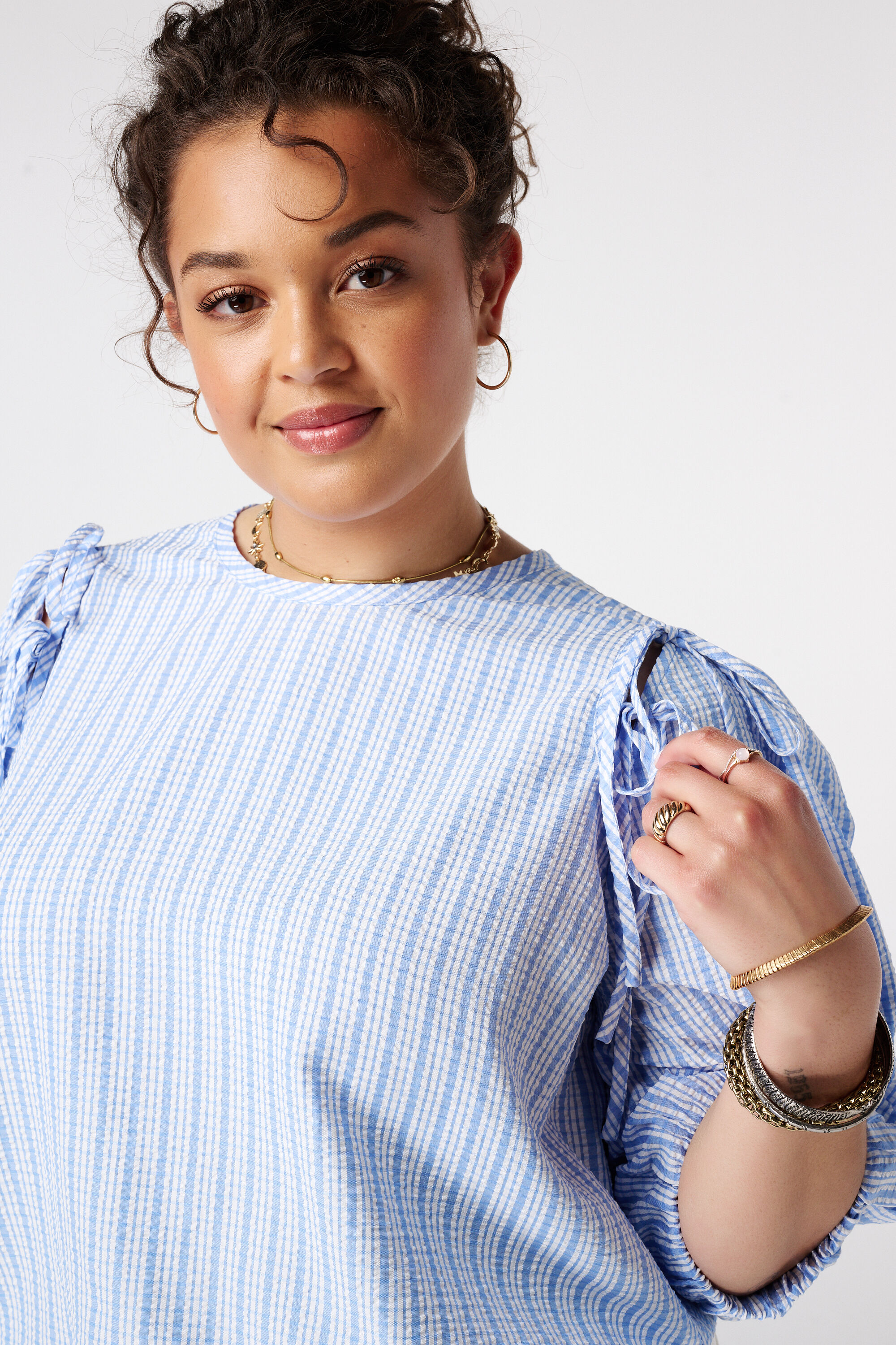 Blusa de cuadros con mangas abullonadas image number 4