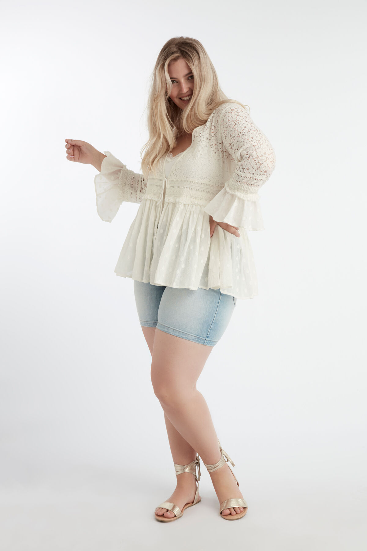 Blusa con mangas de encaje image number 5