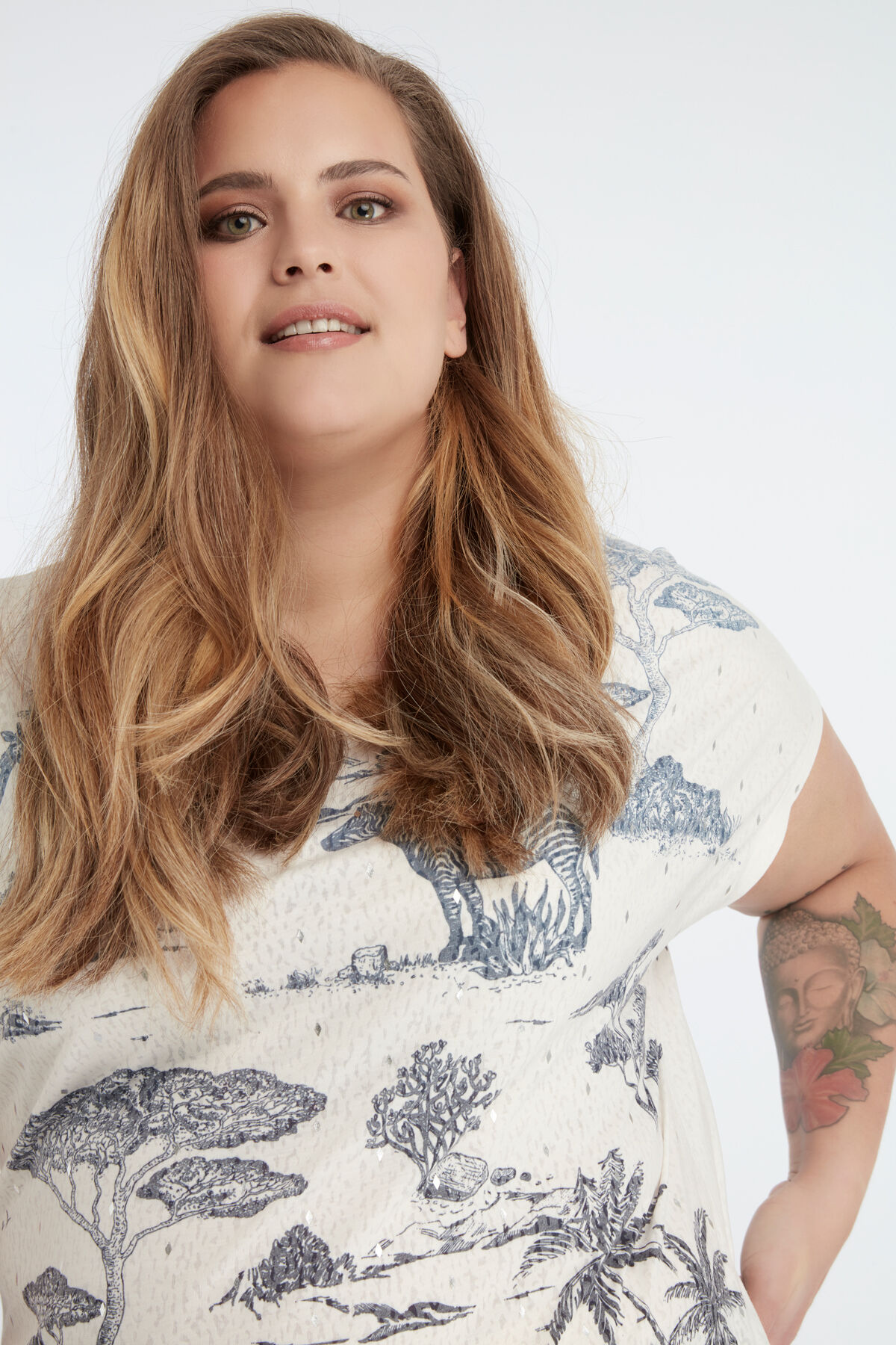 Camiseta de safari en azul y blanco image number 5