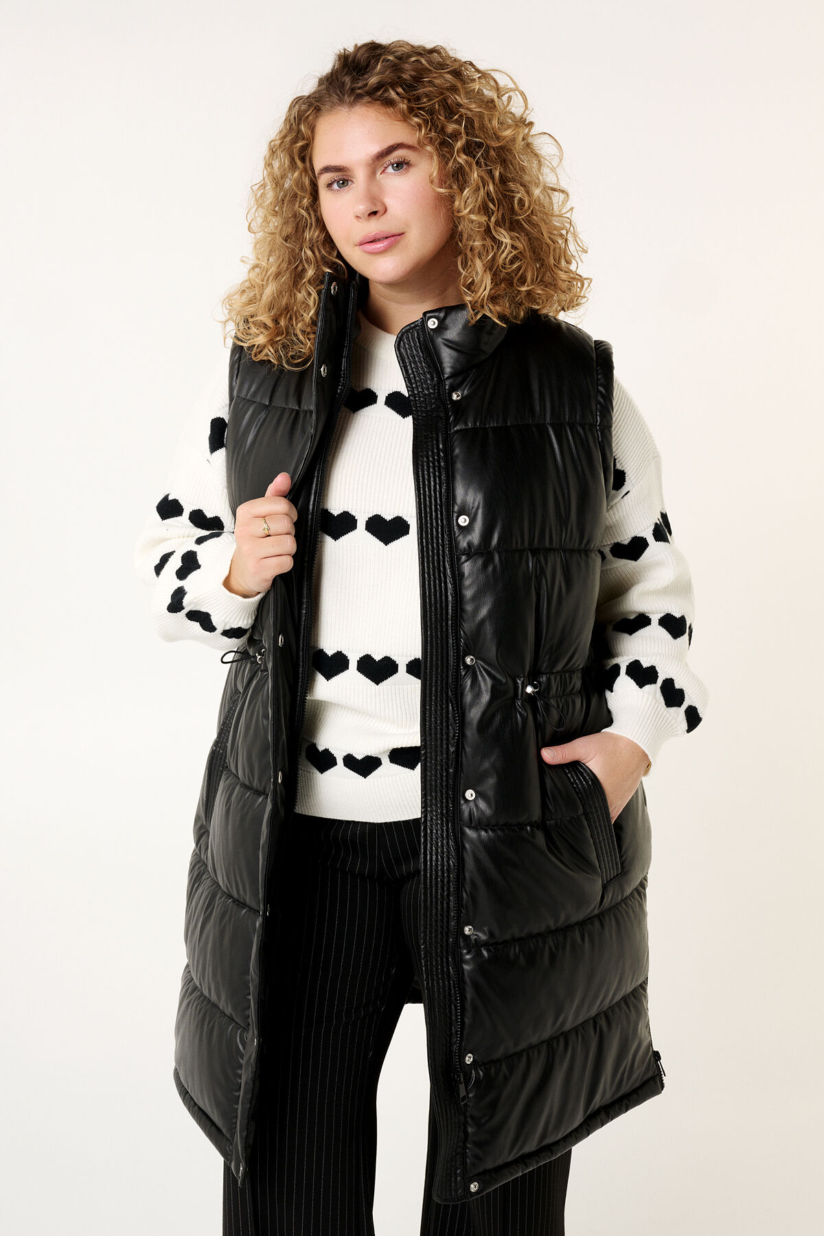 Chaleco acolchado de cuero vegano image number 6
