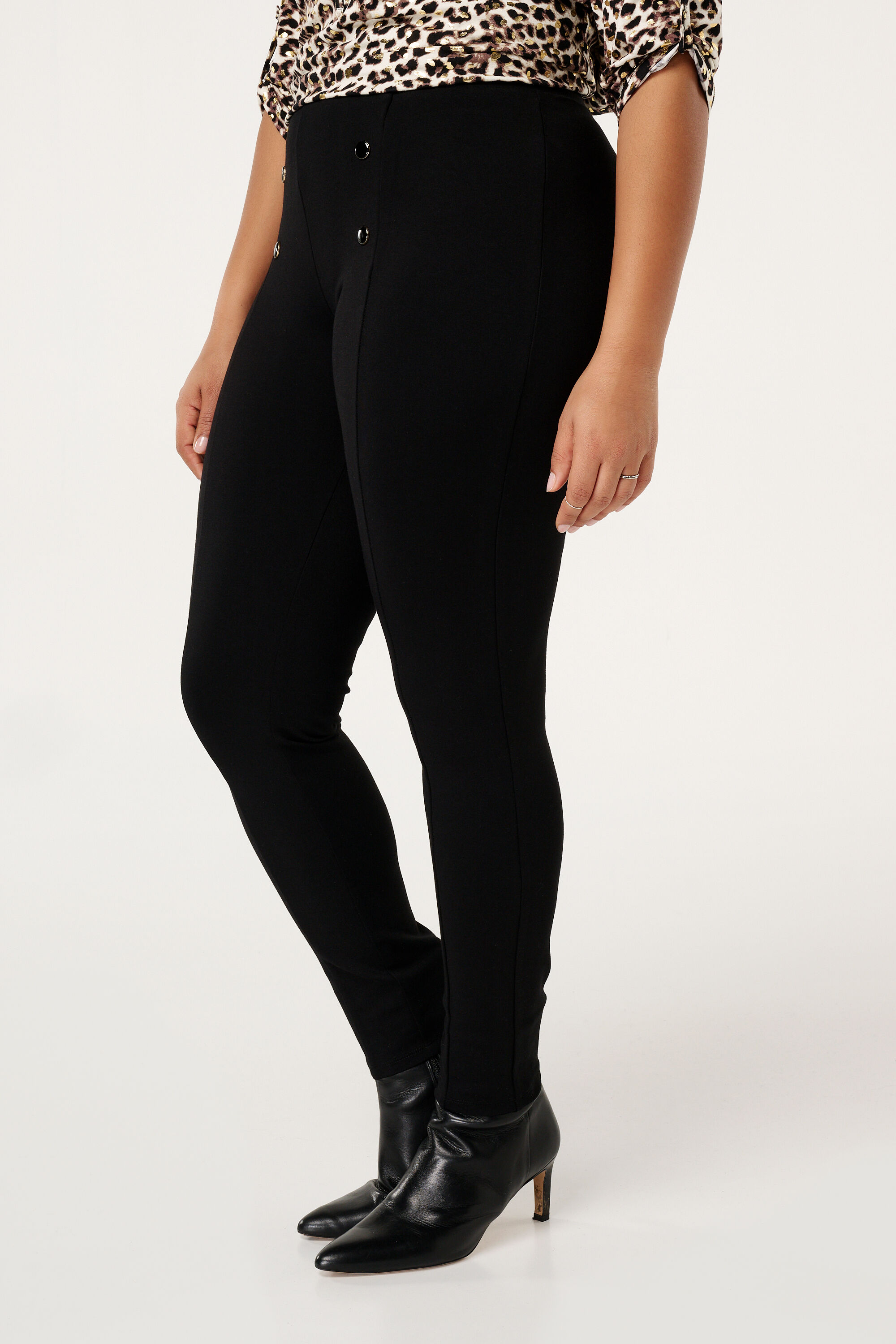 Tregging con botones dorados image number 4