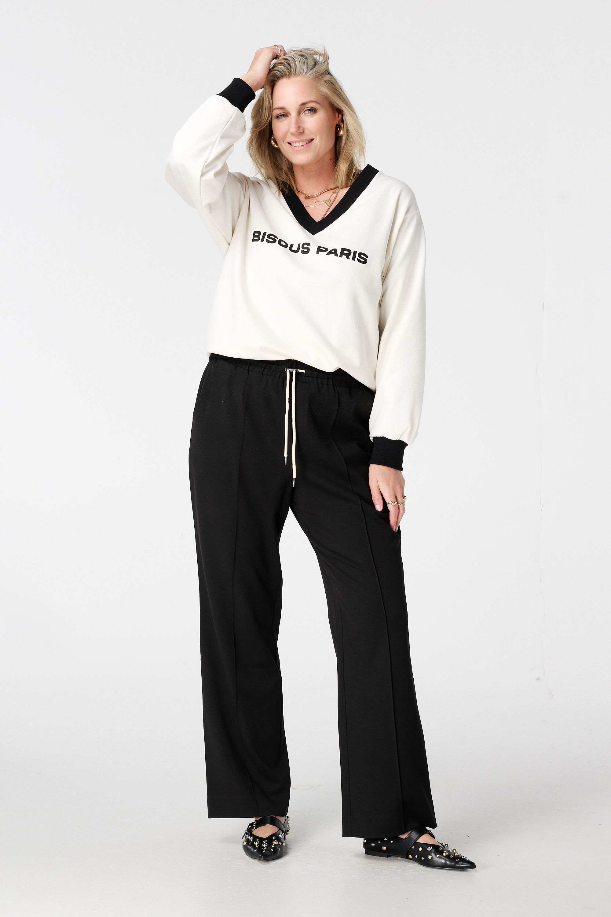 Su&eacute;ter con cuello en V y pu&ntilde;os en contraste image number 5