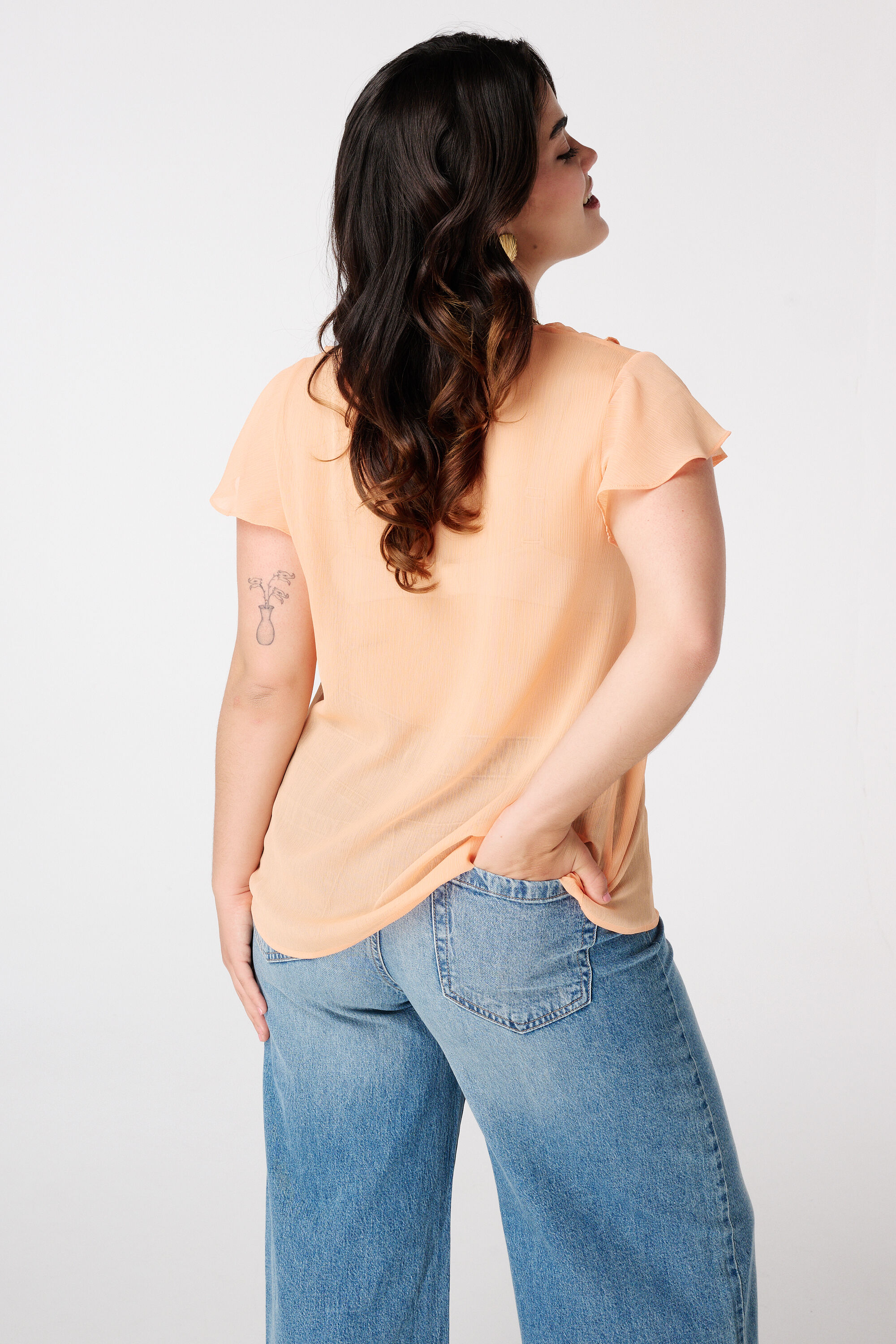 Blusa con volantes image number 3