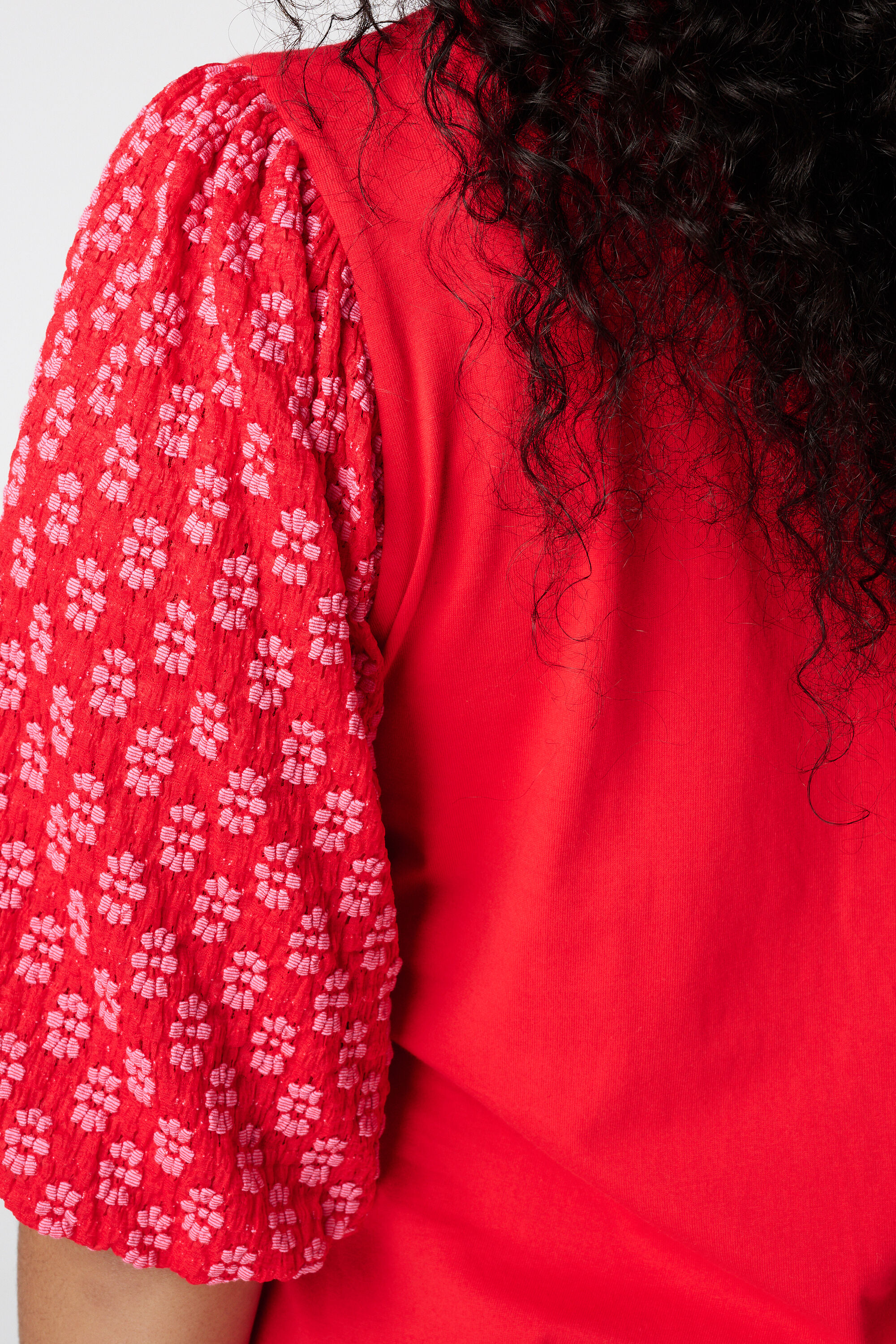 Top con mangas abullonadas image number 6