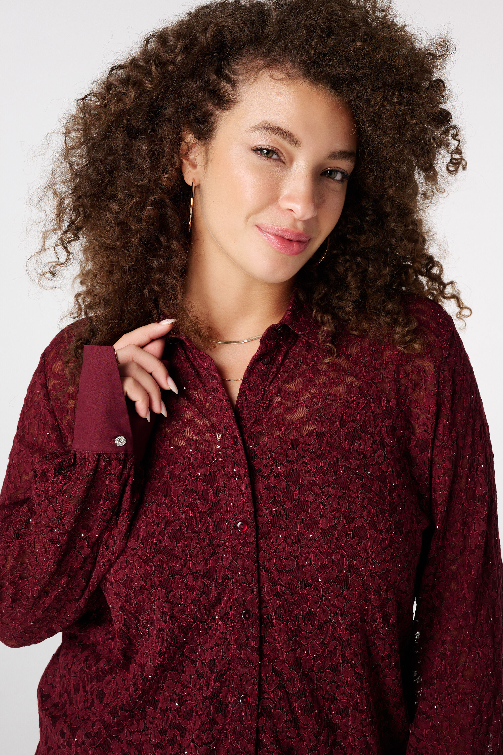 Top con encaje y lentejuelas image number 4