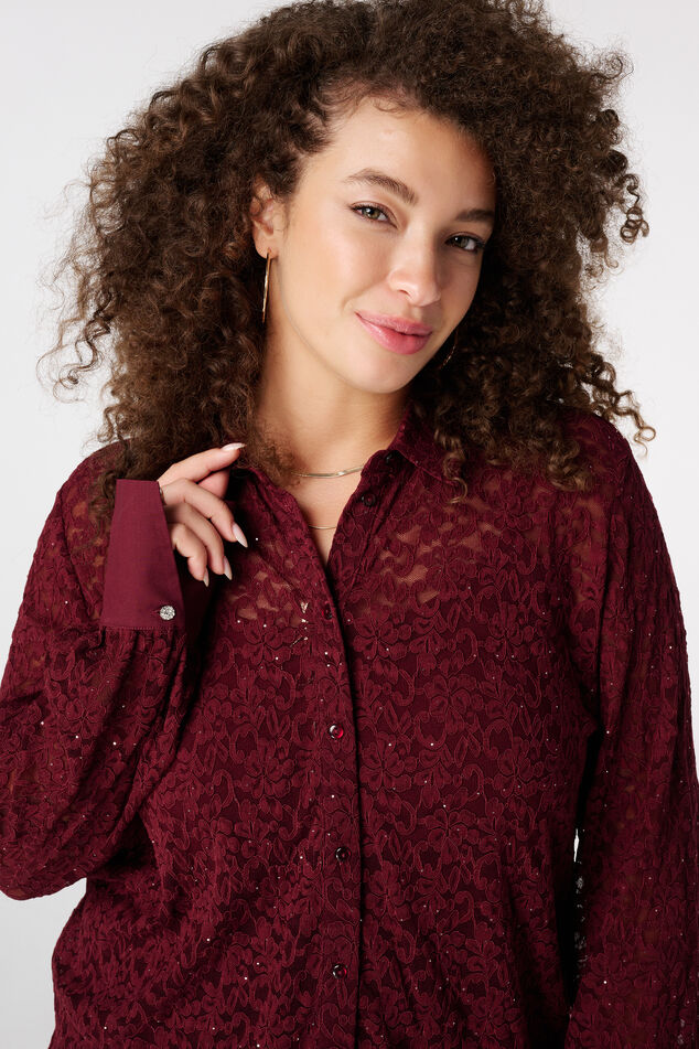 Top con encaje y lentejuelas image number 4