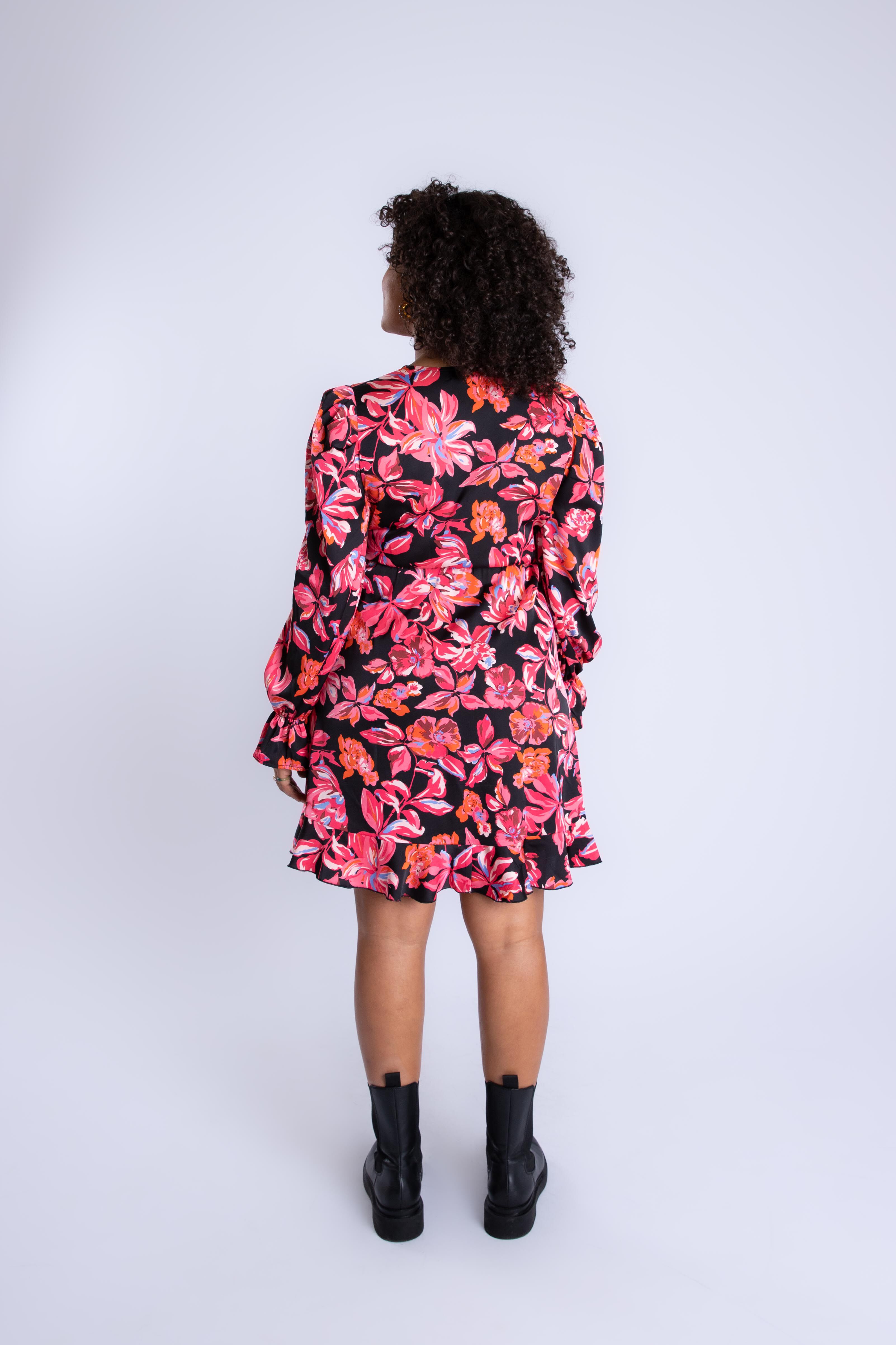 Vestido cruzado con estampado image number 4