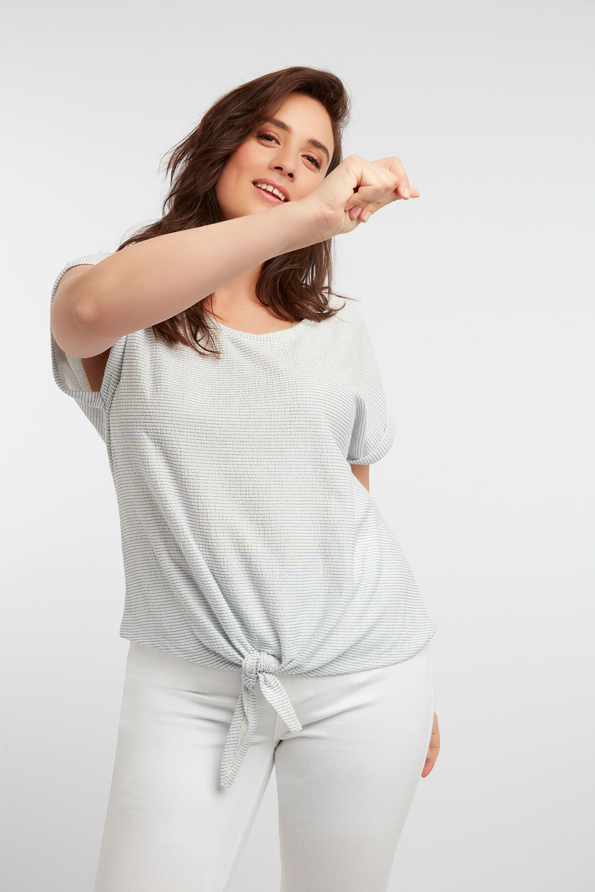 Camiseta corta anudada image number 3