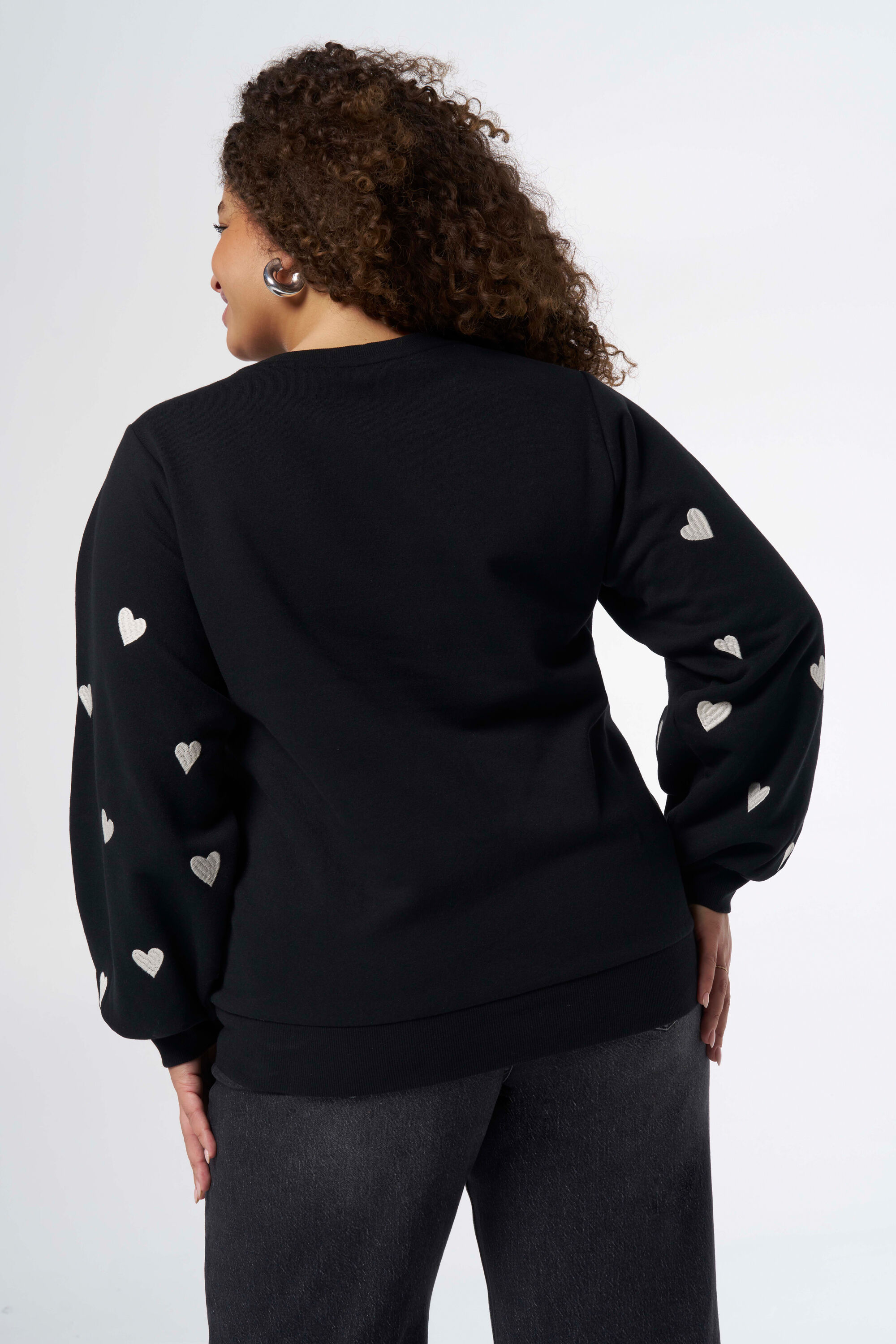 Su&eacute;ter con patr&oacute;n de corazones image number 3