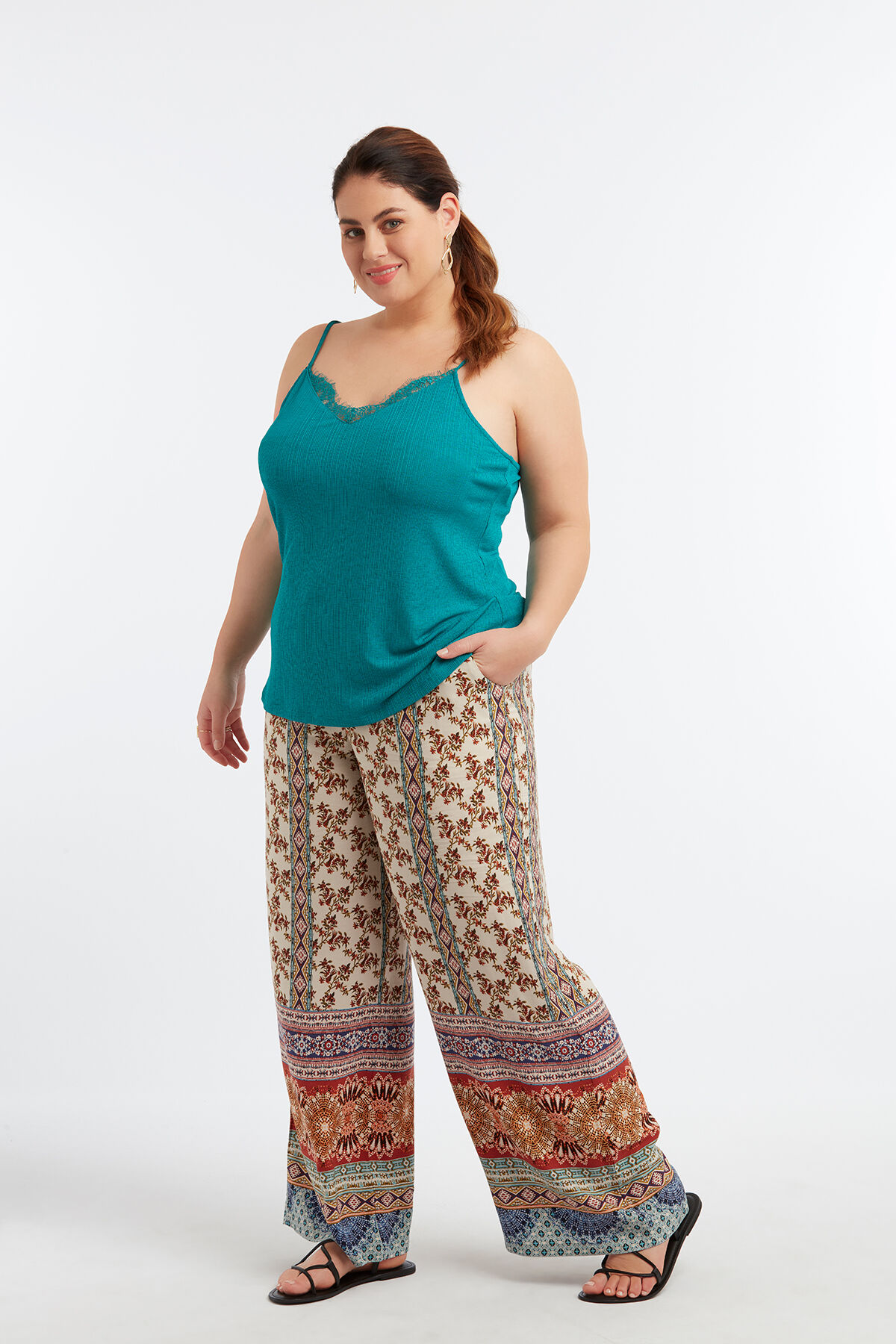 Top sin mangas con encaje image number 3