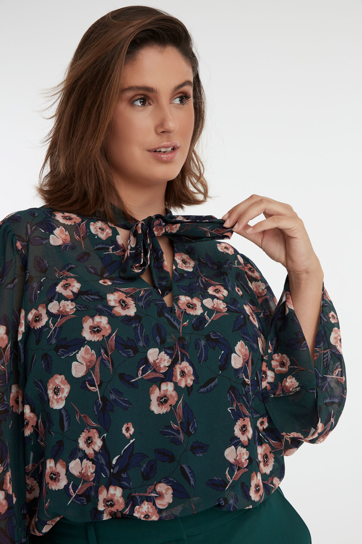 Una blusa con un estampado floral. image number 4
