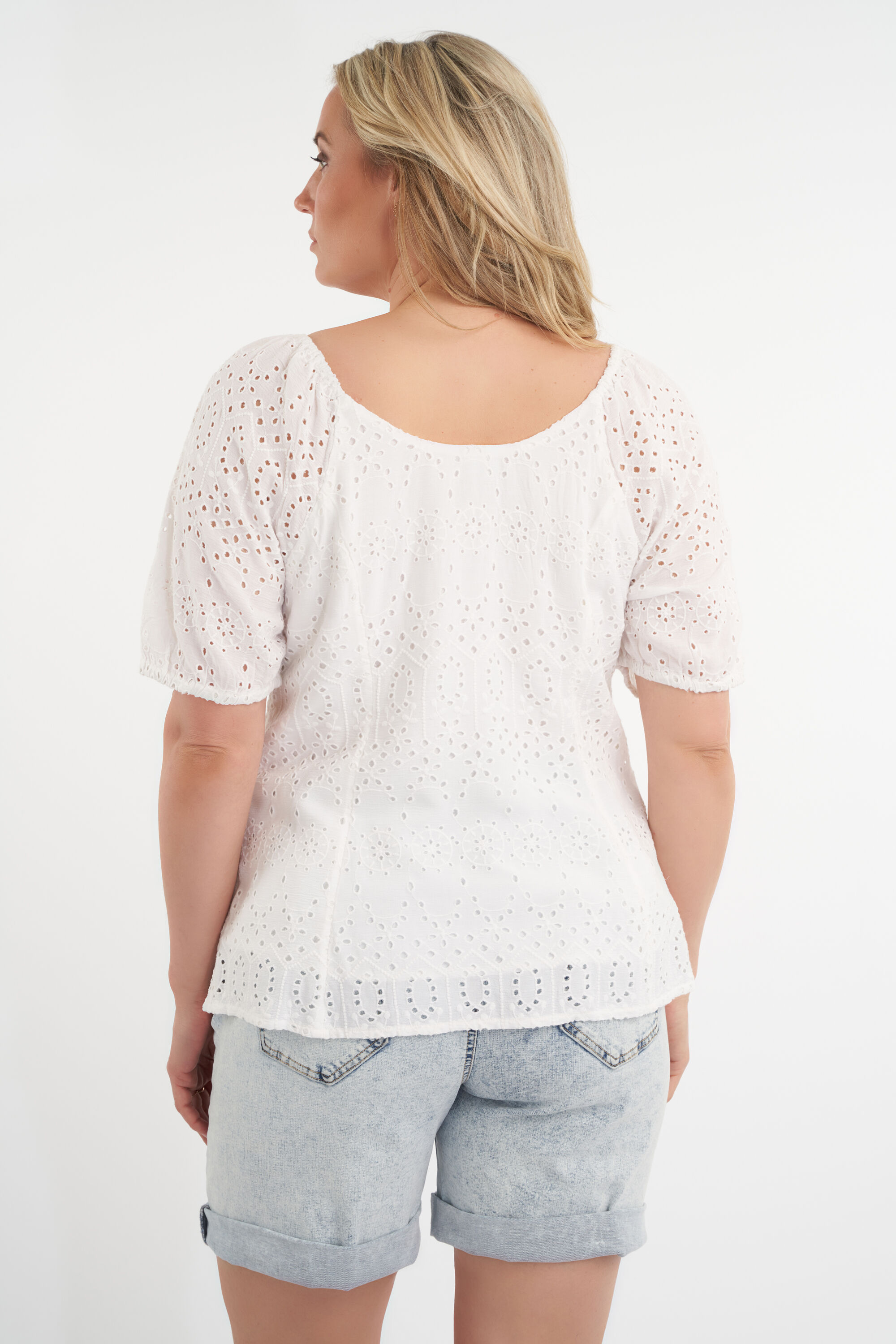 Blusa con bordados  image number 3