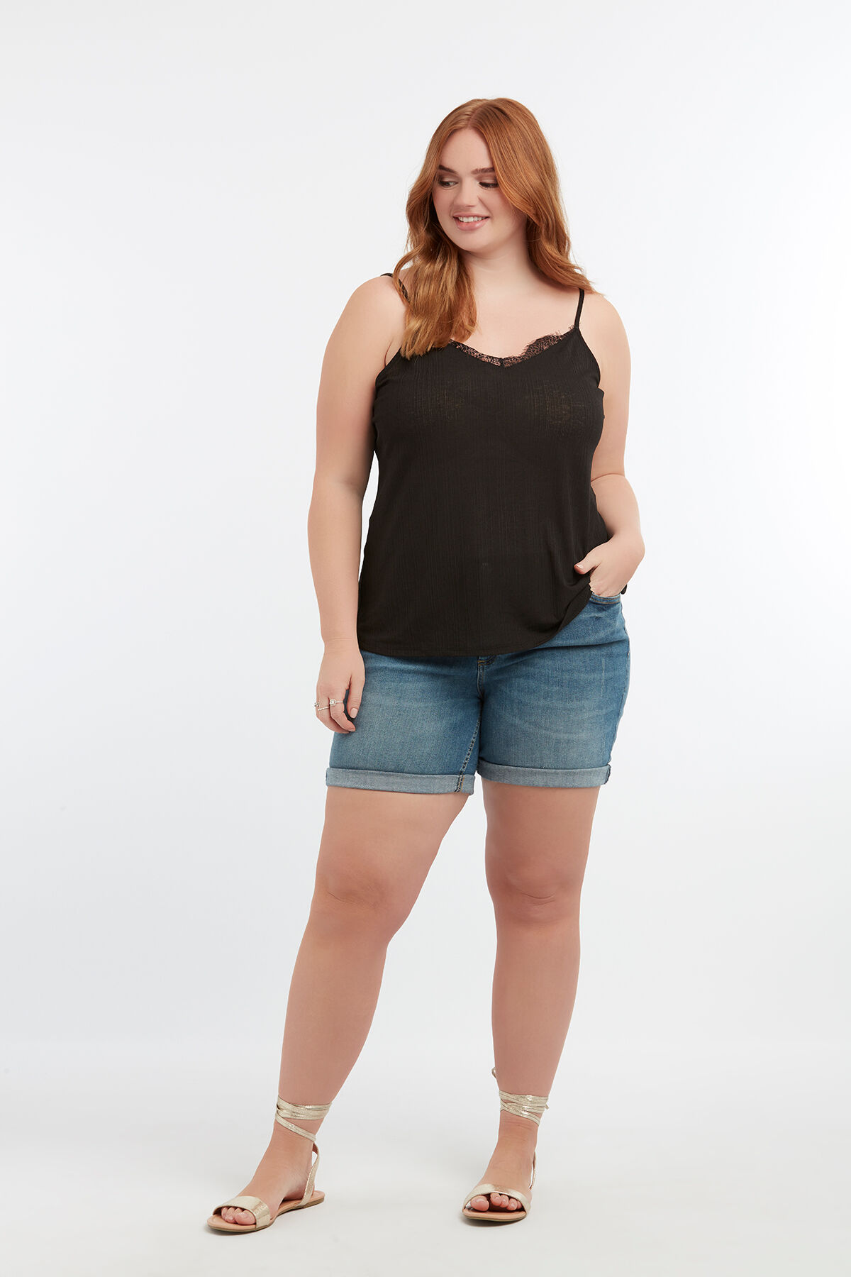 Top sin mangas con encaje image number 3