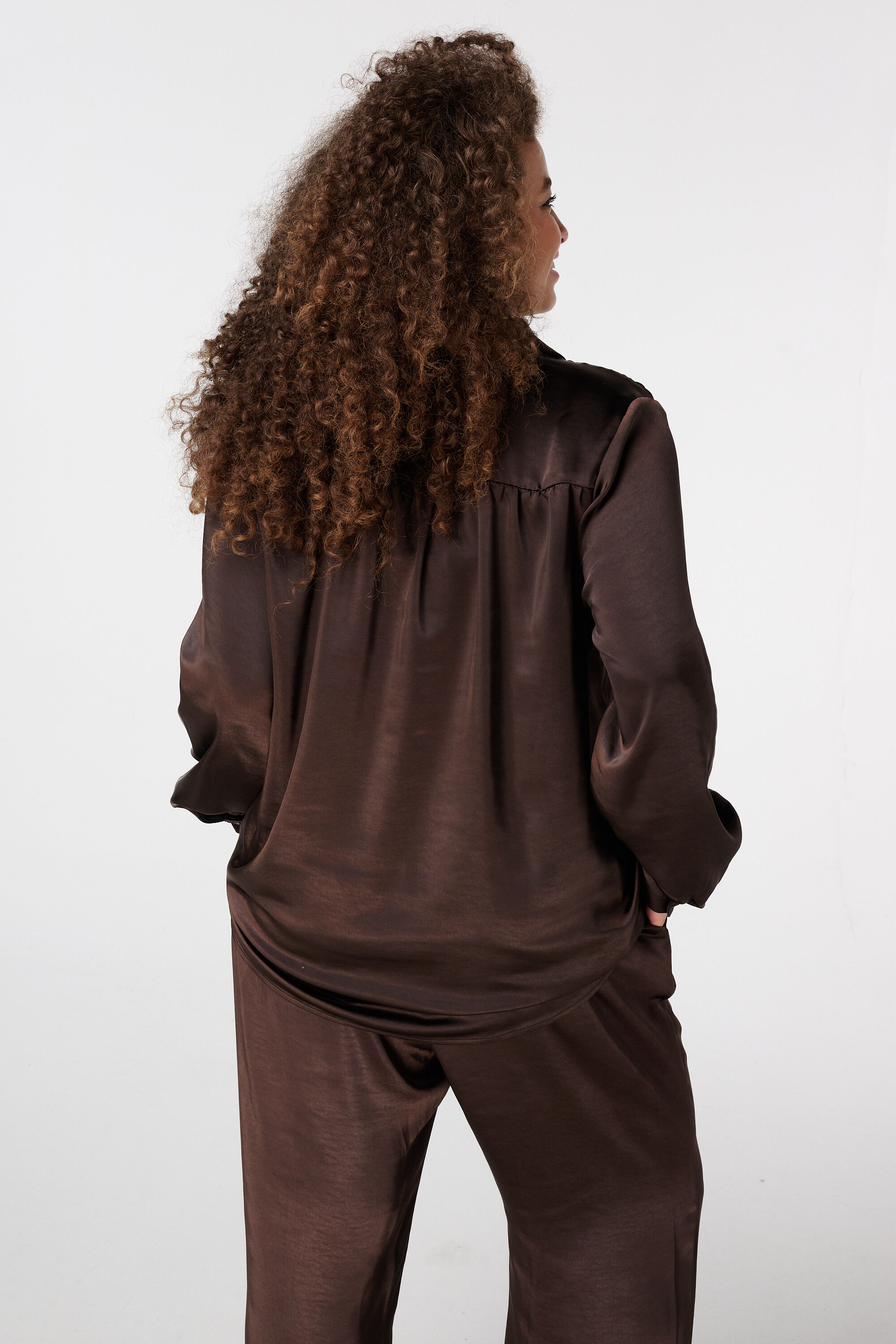 Blusa con aspecto satinado image number 3