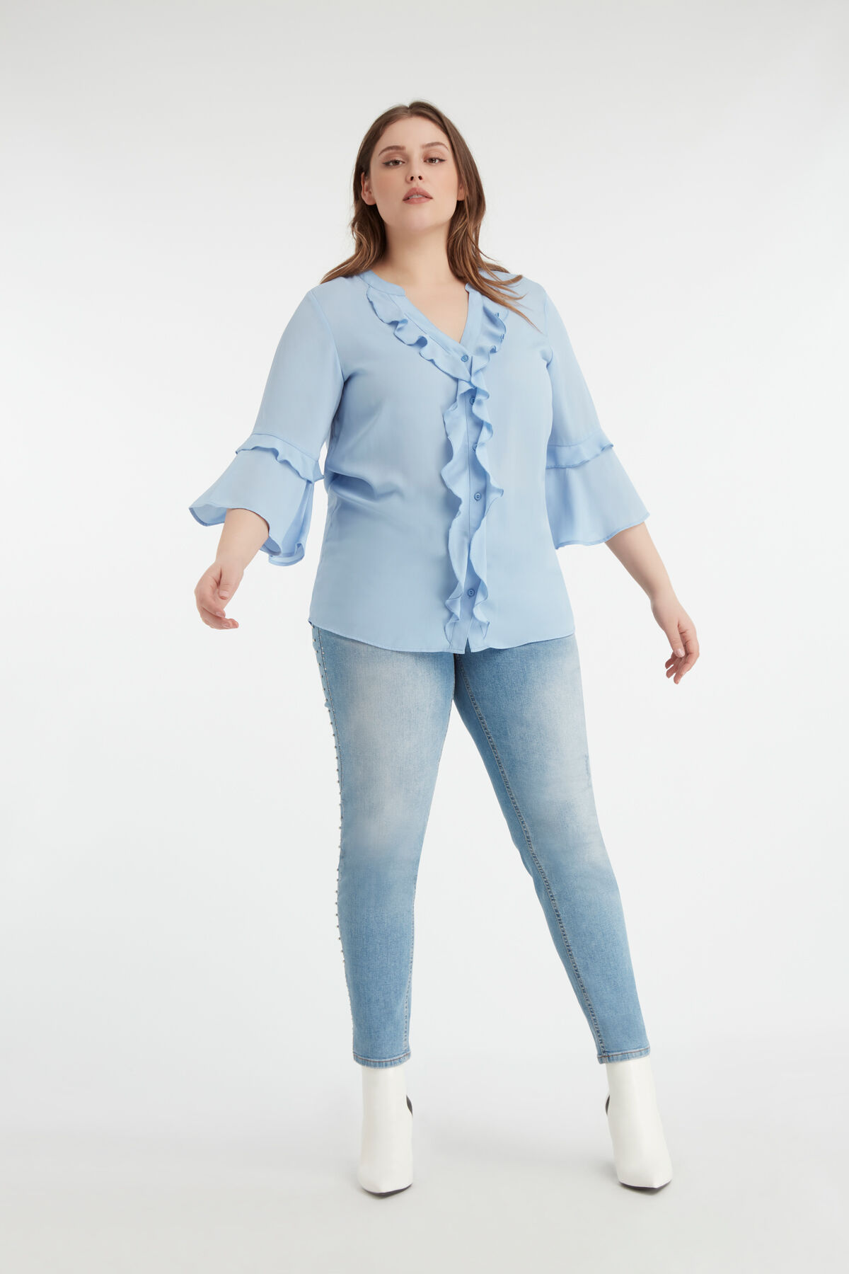 Blusa con volantes image number 3