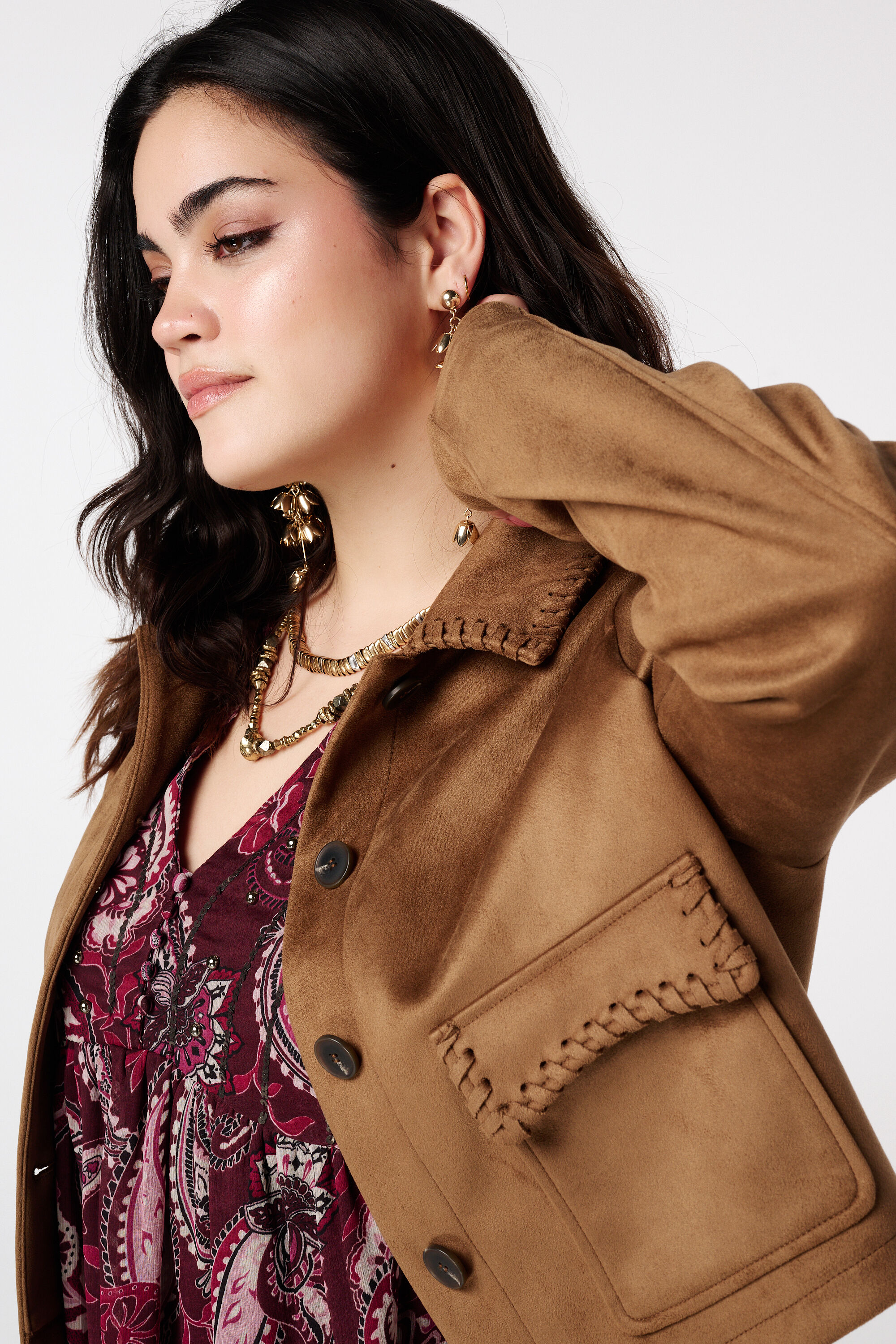 Chaqueta corta efecto ante con pespuntes image number 4