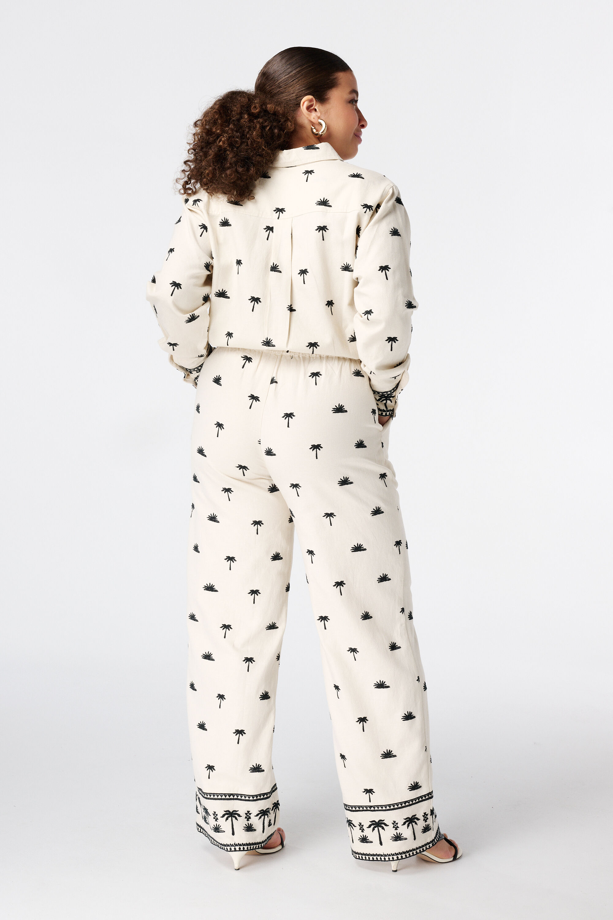 Pantal&oacute;n con detalles bordados image number 3