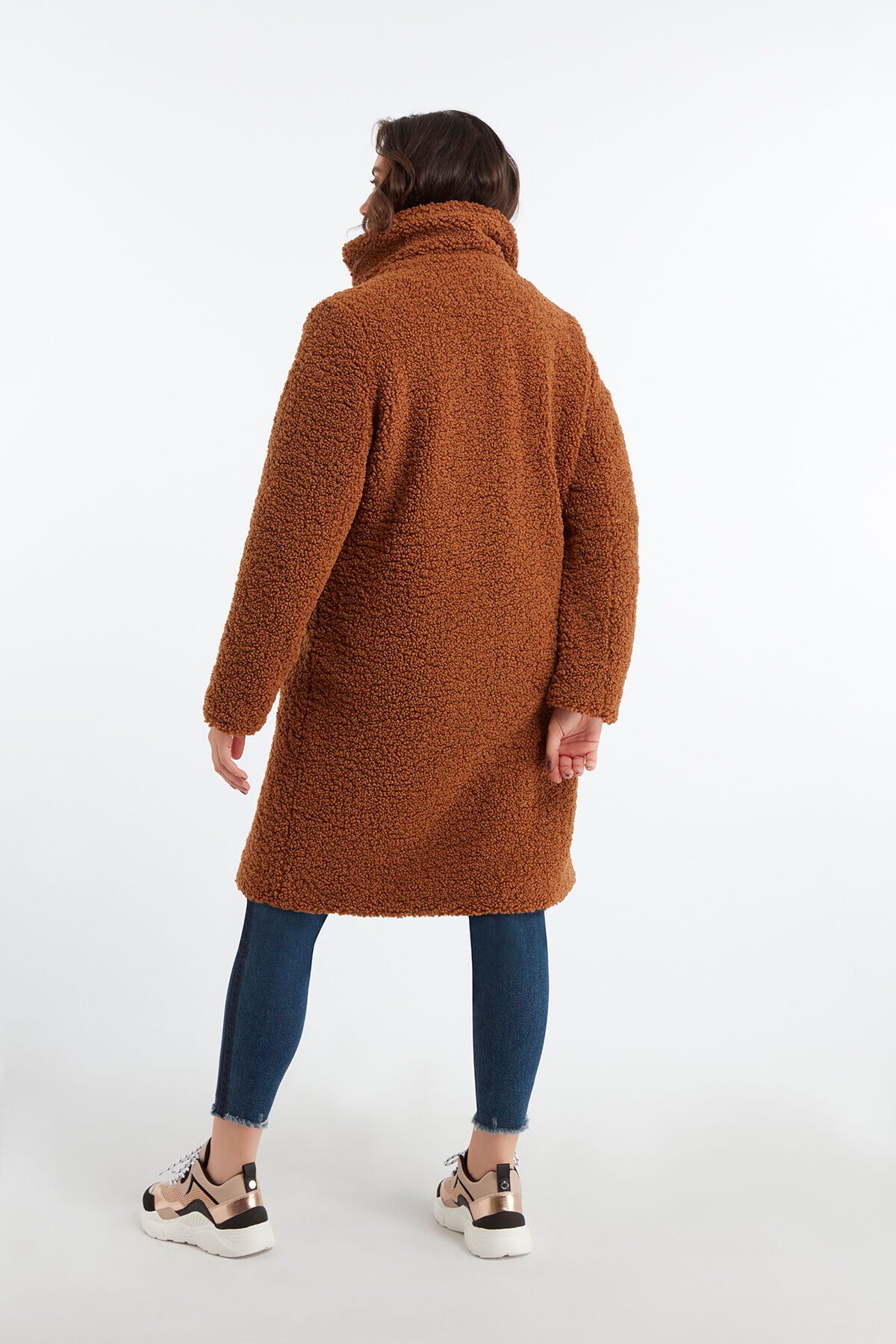 Abrigo de peluche image number 5