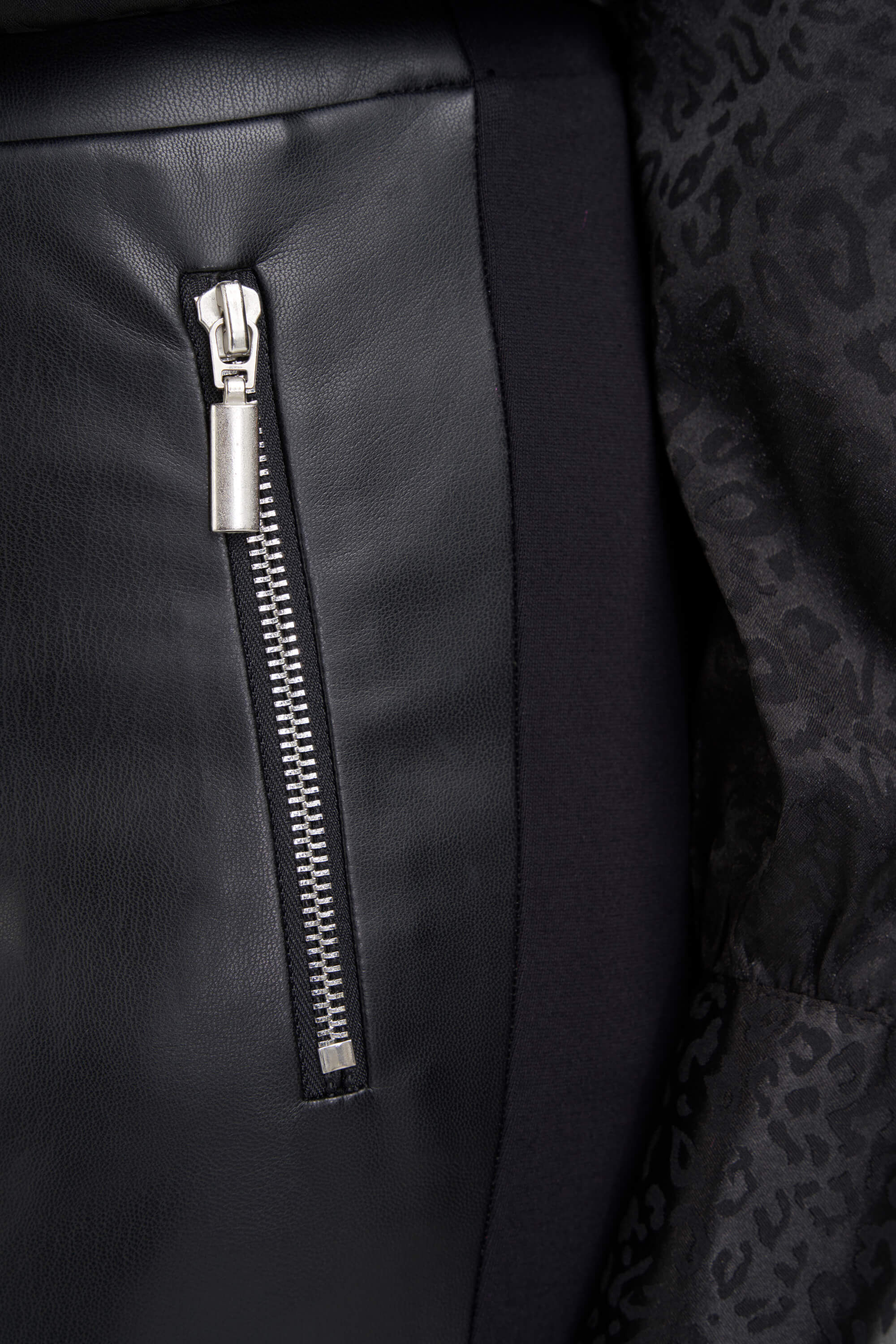 Leggings de cuero sint&eacute;tico con cremalleras image number 4