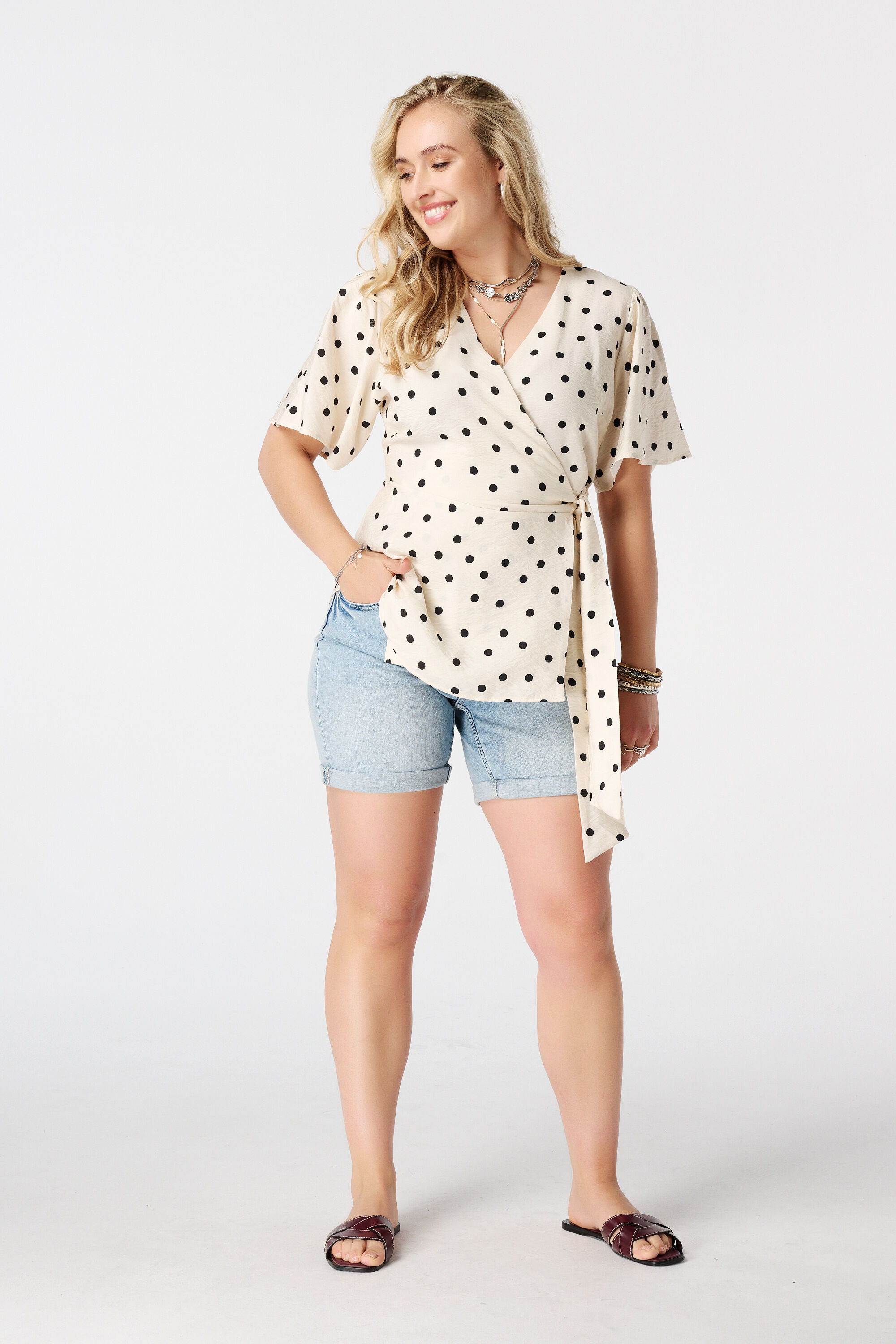 Blusa cruzada con estampado de lunares image number 5